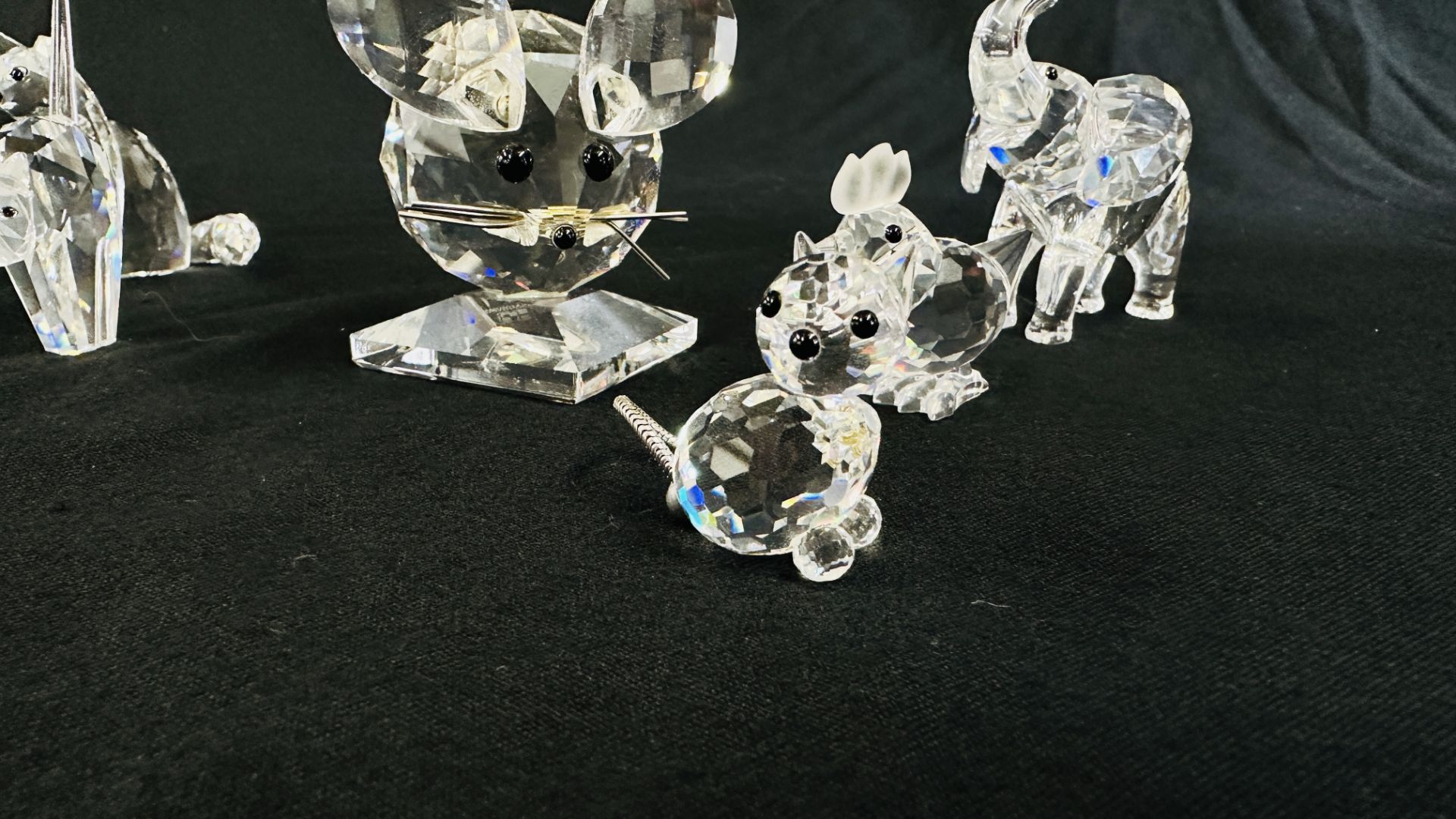 GRUOP OF 7 SWAROVSKI CABINET COLLECTIBLE ORNAMENTS TO INCLUDE MINI HEN (7675), TOM CAT (198241), - Image 8 of 12