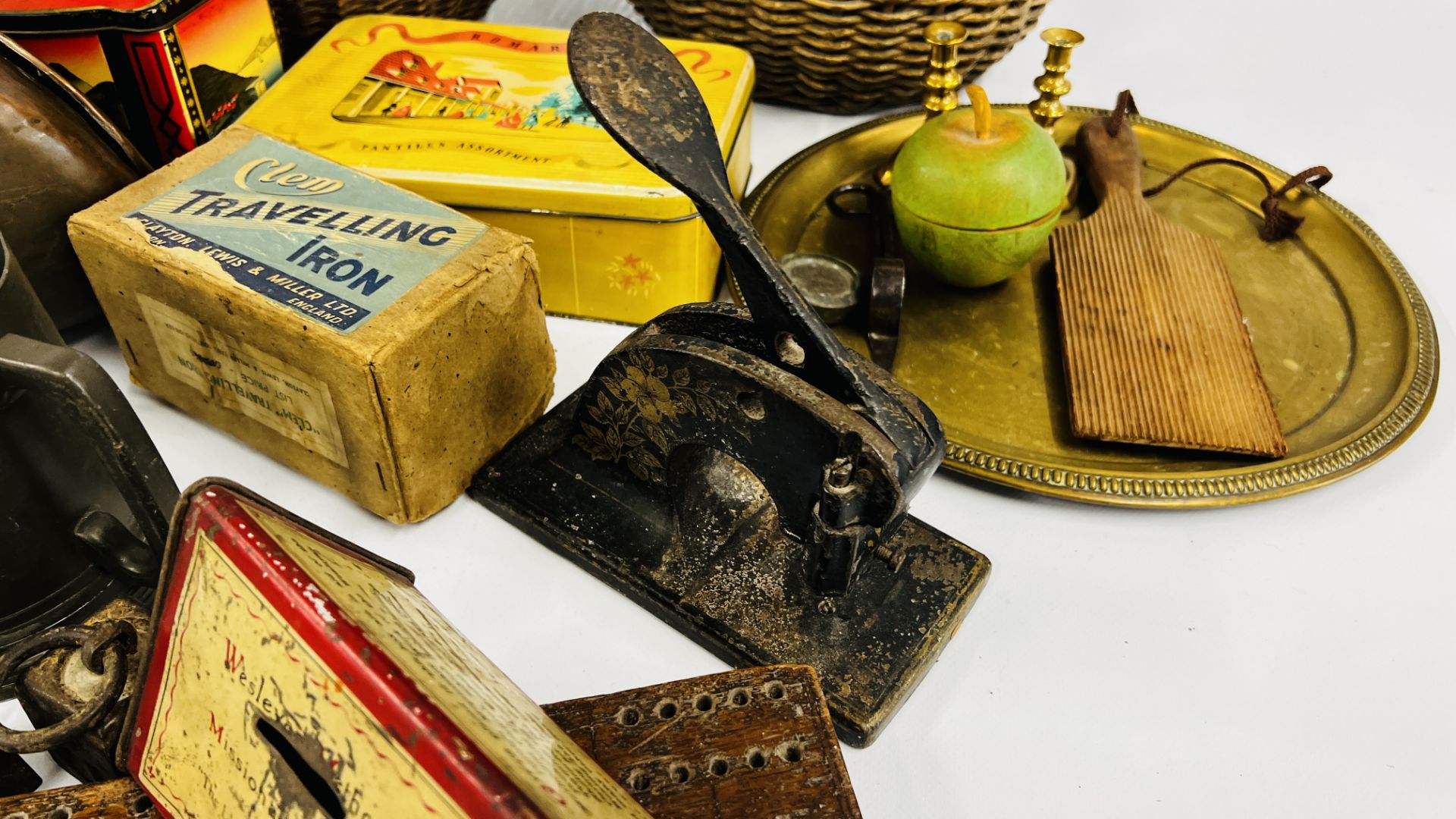 A LARGE GROUP OF VINTAGE KITCHENALIA TO INCLUDE BASKETS, TREEN, KNIVES, - Image 12 of 18