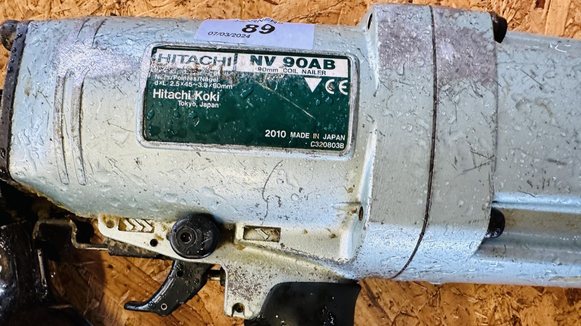 HITACHI AIR DRIVEN COIL NAILER MODEL NV90AB. THIS LOT IS SUBJECT TO VAT ON HAMMER PRICE. - Bild 3 aus 5