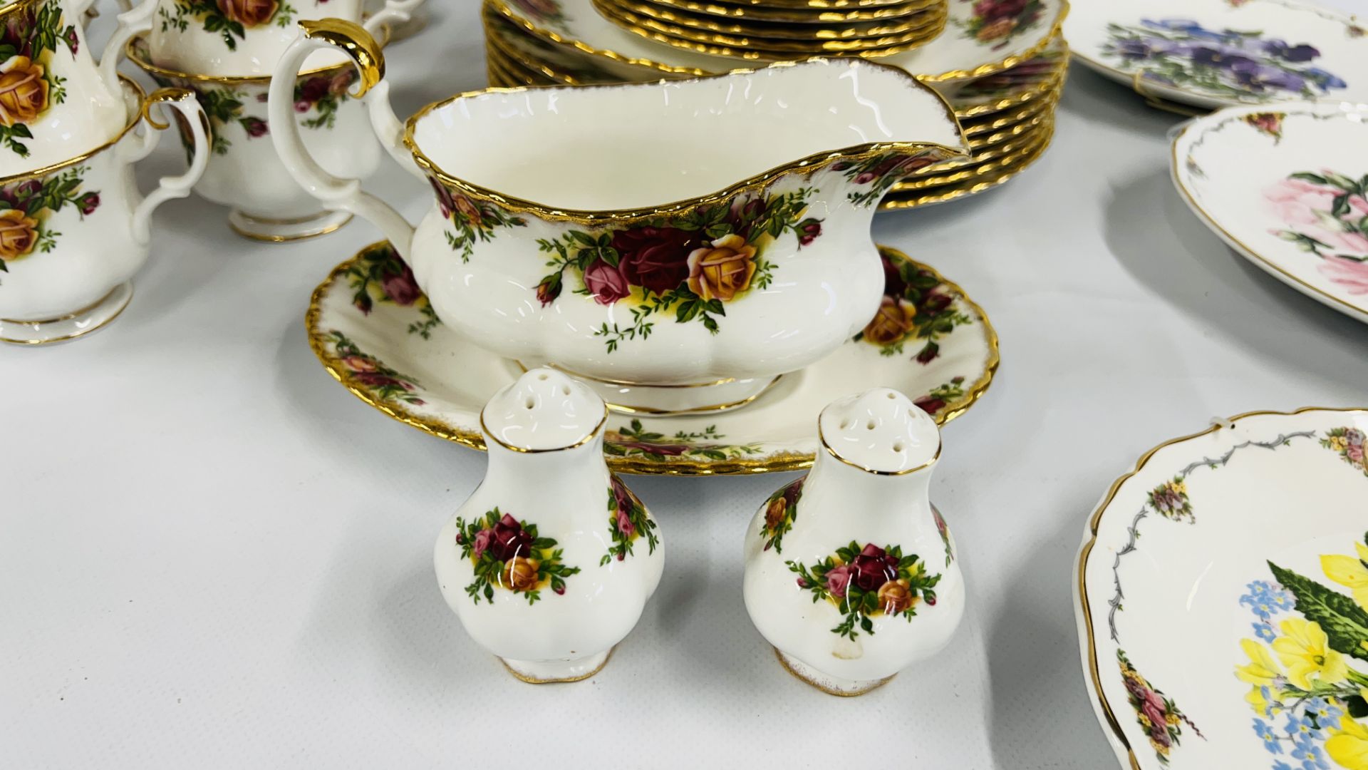 A ROYAL ALBERT OLD COUNTRY ROSES 40 PIECE TEA AND DINNER SET ALONG WITH A SET OF 4 ROYAL ALBERT - Bild 2 aus 12