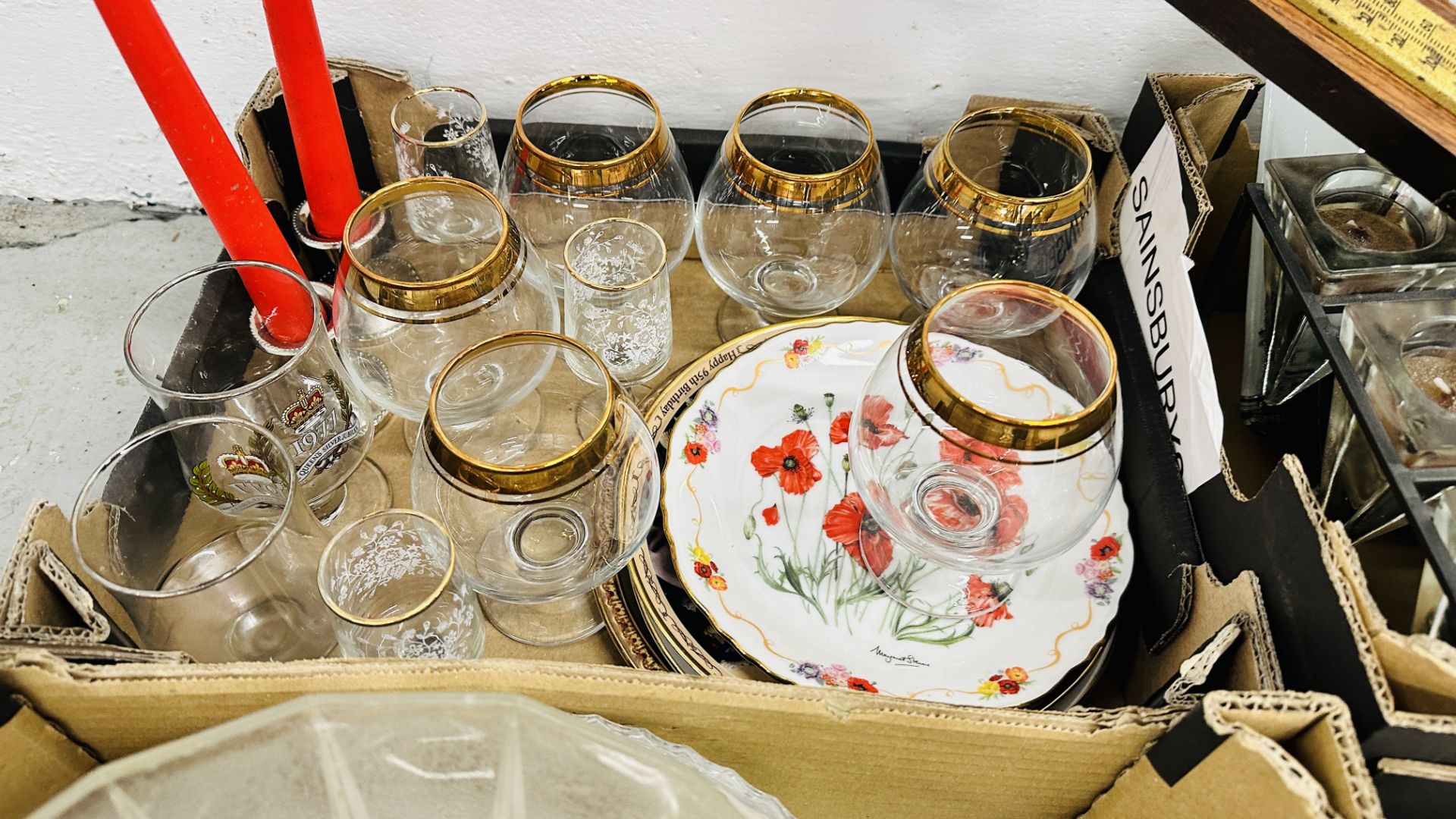 7 X BOXES OF ASSORTED SUNDRY TO INCLUDE CHINA AND GLASS WARE, COLLECTORS PLATES & DECANTERS, - Bild 11 aus 11