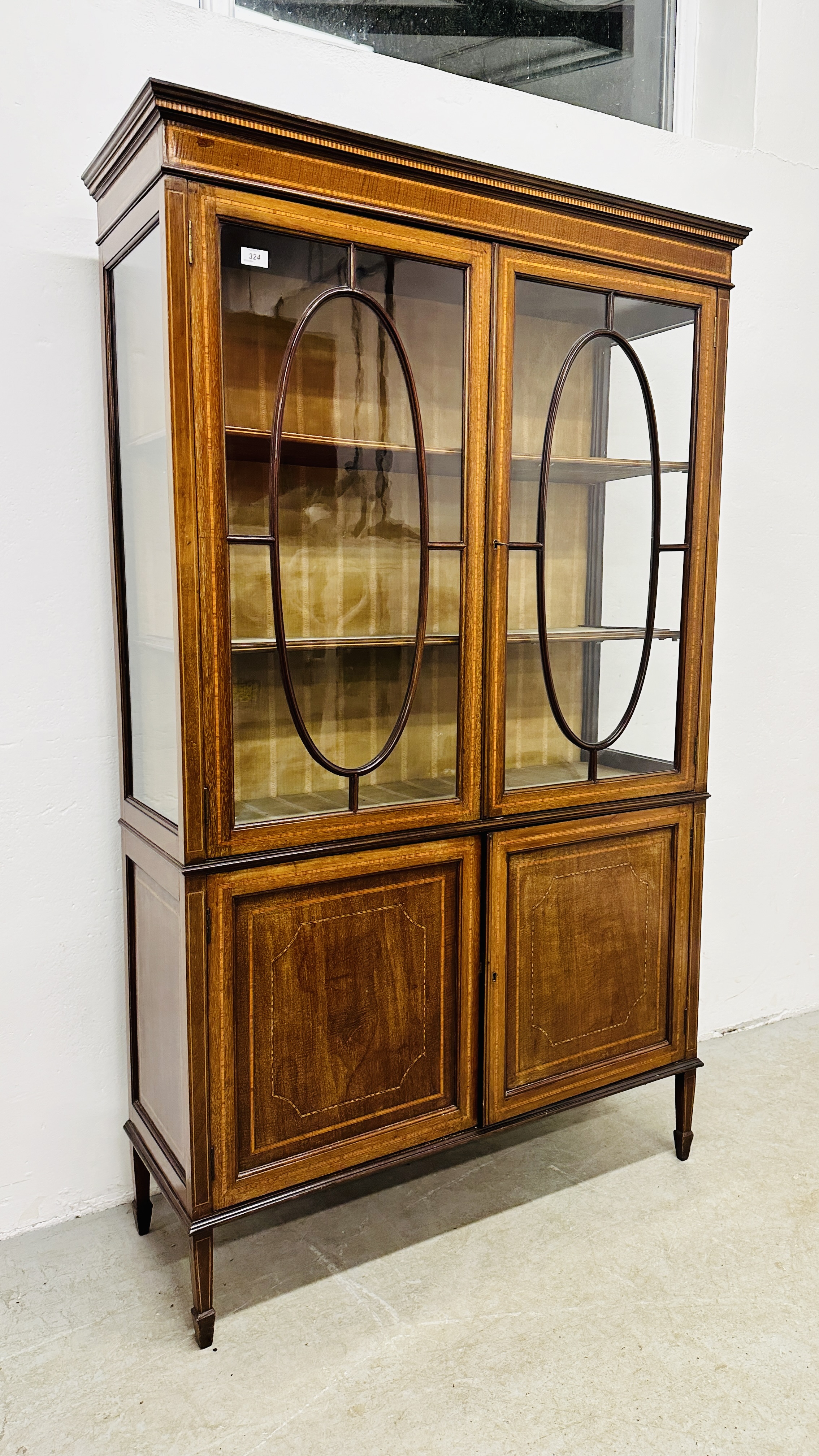 AN EDWARDIAN MAHOGANY TWO DOOR DISPLAY CABINET WITH CROSS BANDED INLAY AND TWO DOOR CUPBOARD BASE - - Image 2 of 10
