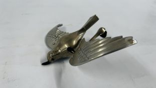 AN UNUSUAL VINTAGE FLAPPING WING BIRD CAR MASCOT (OVERALL WING SPAN 24CM).