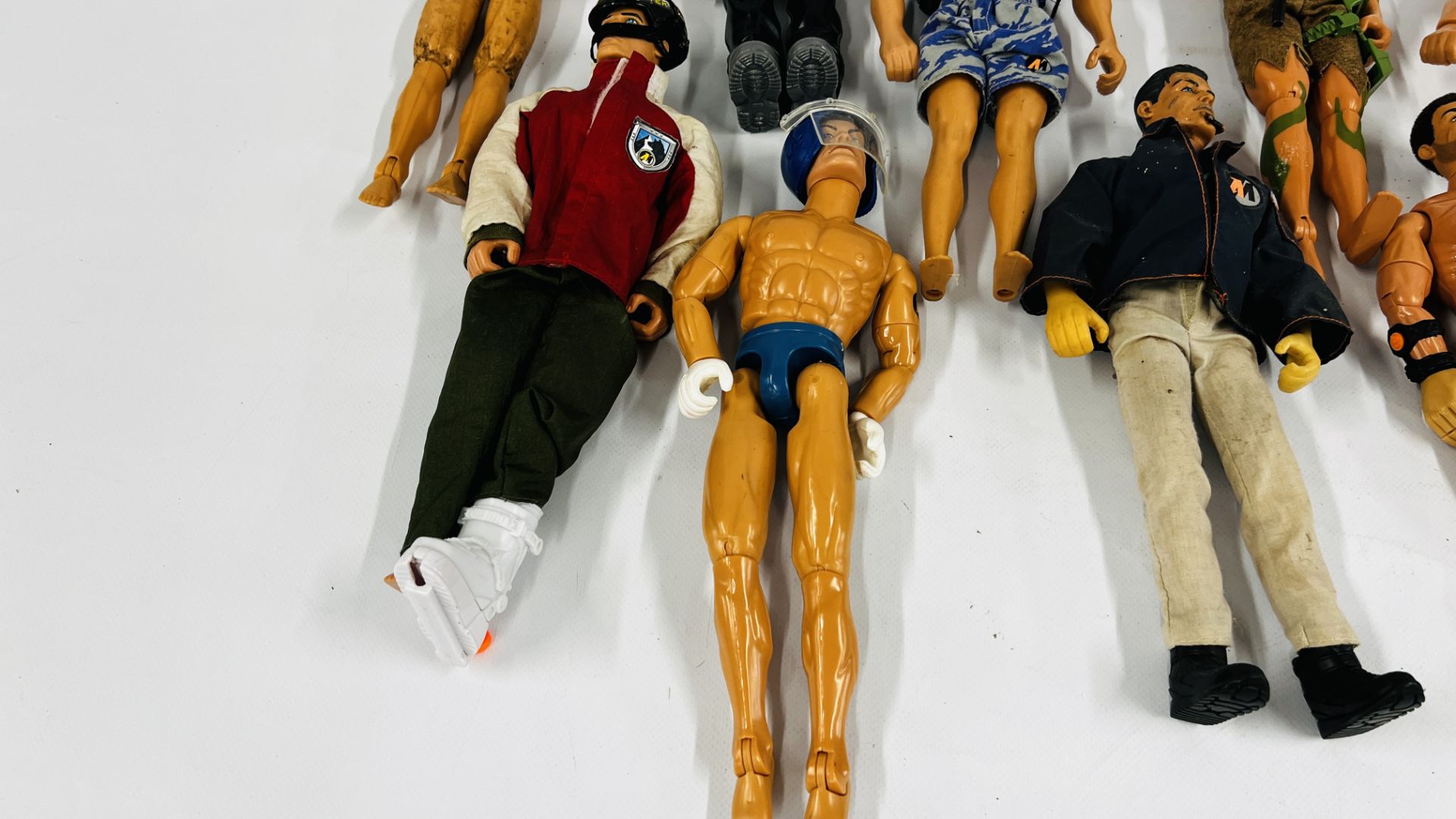 A BOX CONTAINING A GROUP OF 16 ASSORTED ACTION MAN FIGURES IN VARIOUS OUTFITS. - Bild 4 aus 8