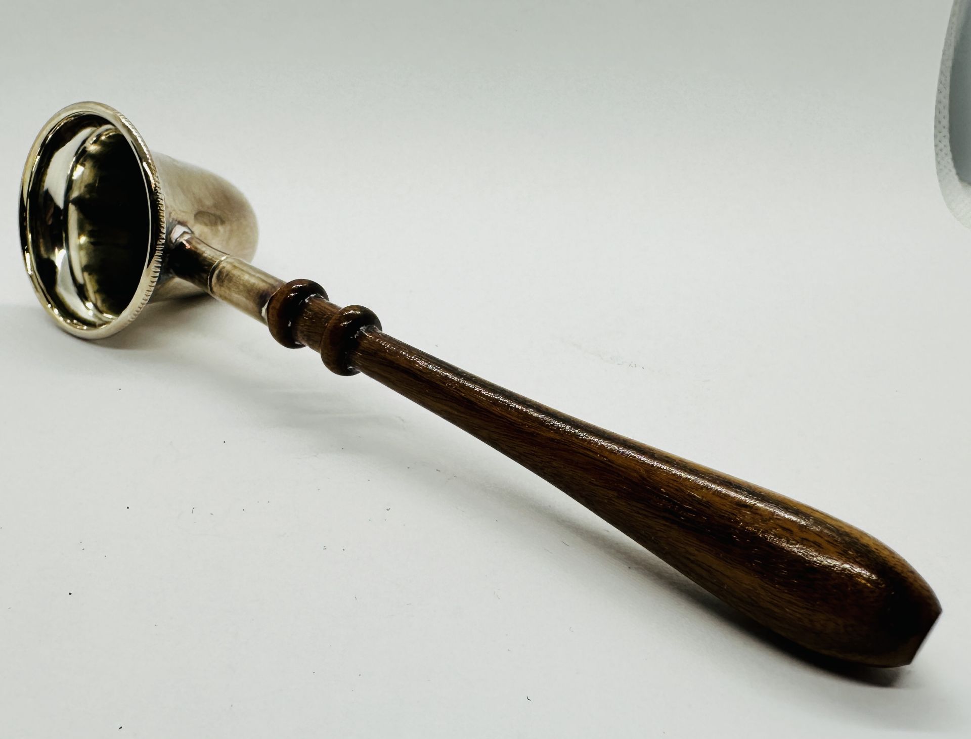 A SILVER CANDLE SNUFF WITH TURNED WOODEN HANDLE, BIRMINGHAM ASSAY 1993 AN L 14CM. - Image 7 of 7