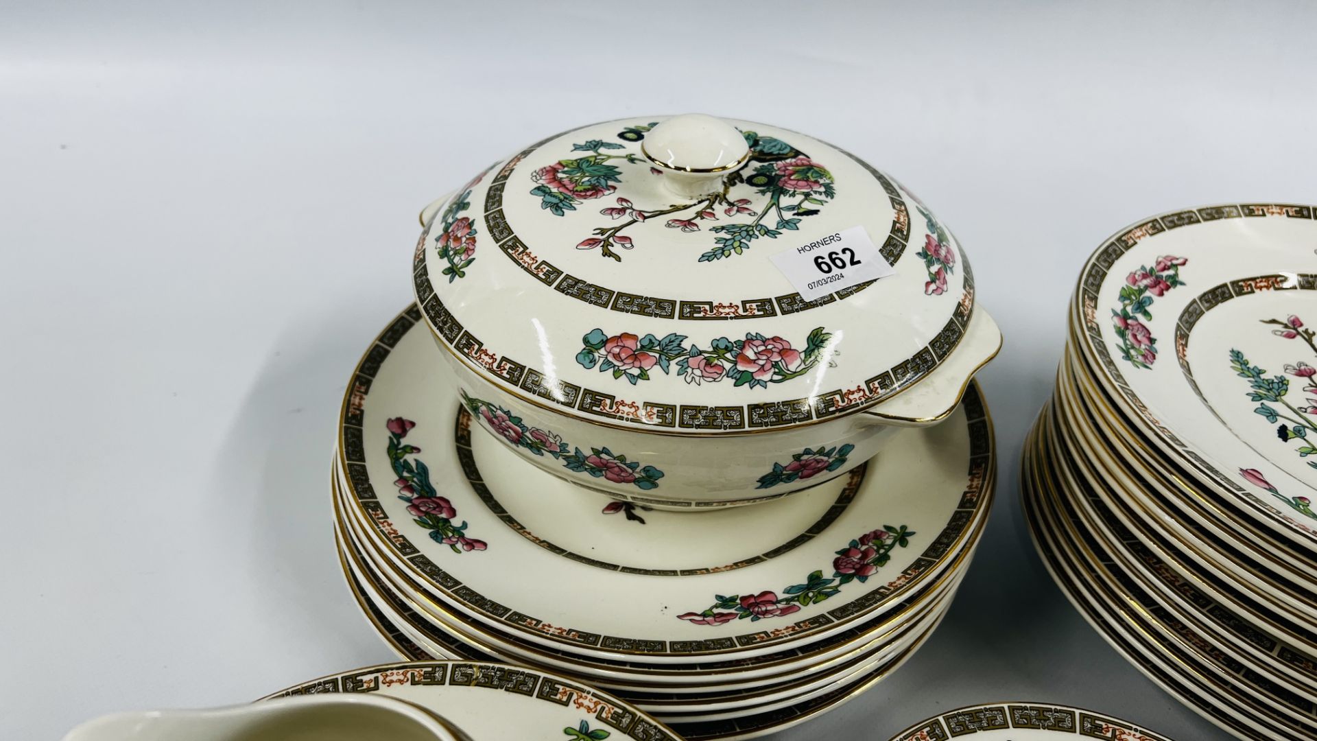 55 PIECES OF WEDGEWOOD INDIAN TREE DINNERWARE INCLUDING PLATES, CUPS, SAUCERS, TUREENS ETC. - Bild 8 aus 10