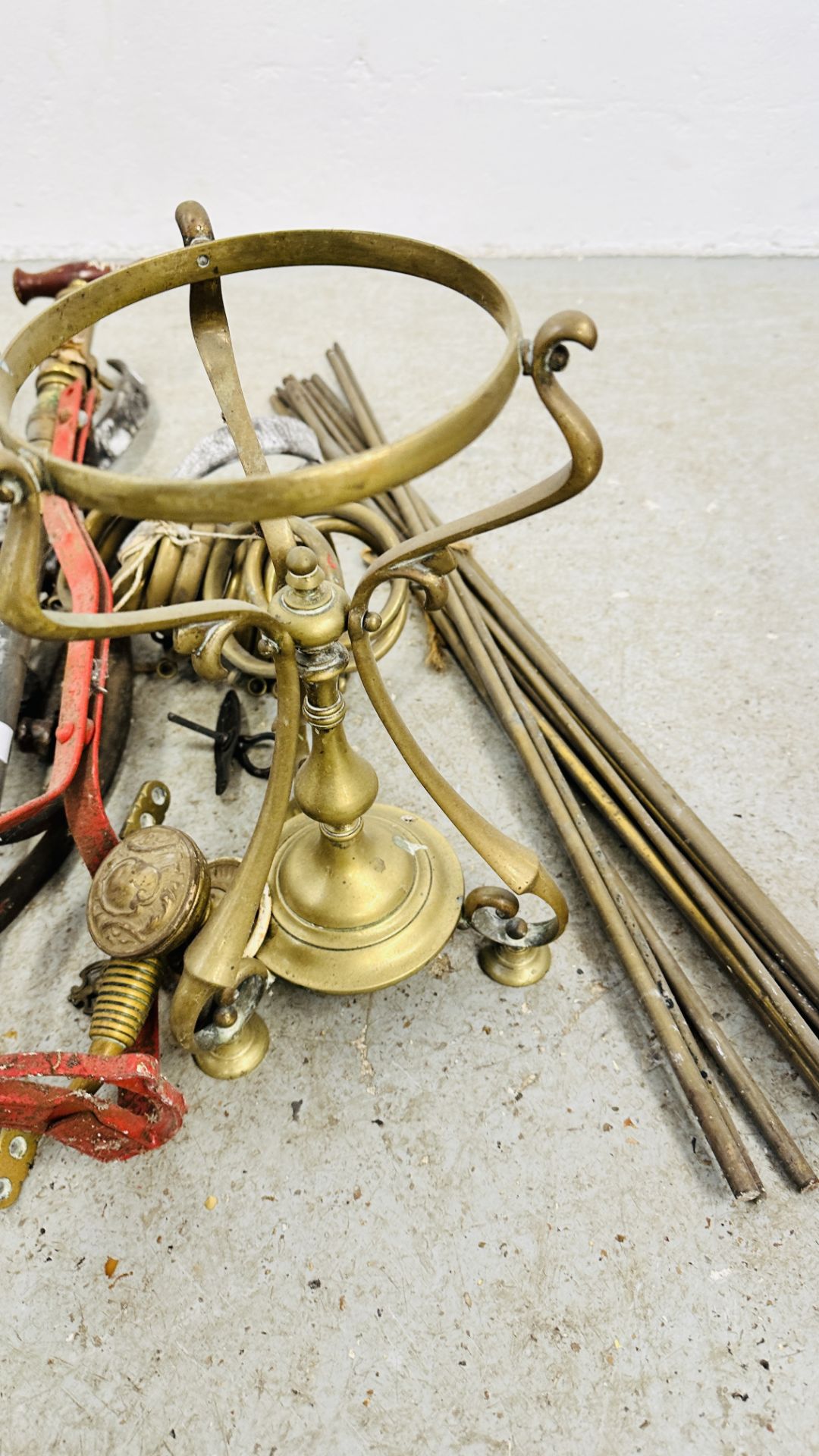 ORNATE BRASS TABLE LAMP STAND, QUANTITY BRASS STAIR RODS, STYRUP PUMP, BRASS FIRE IRONS, - Image 5 of 10