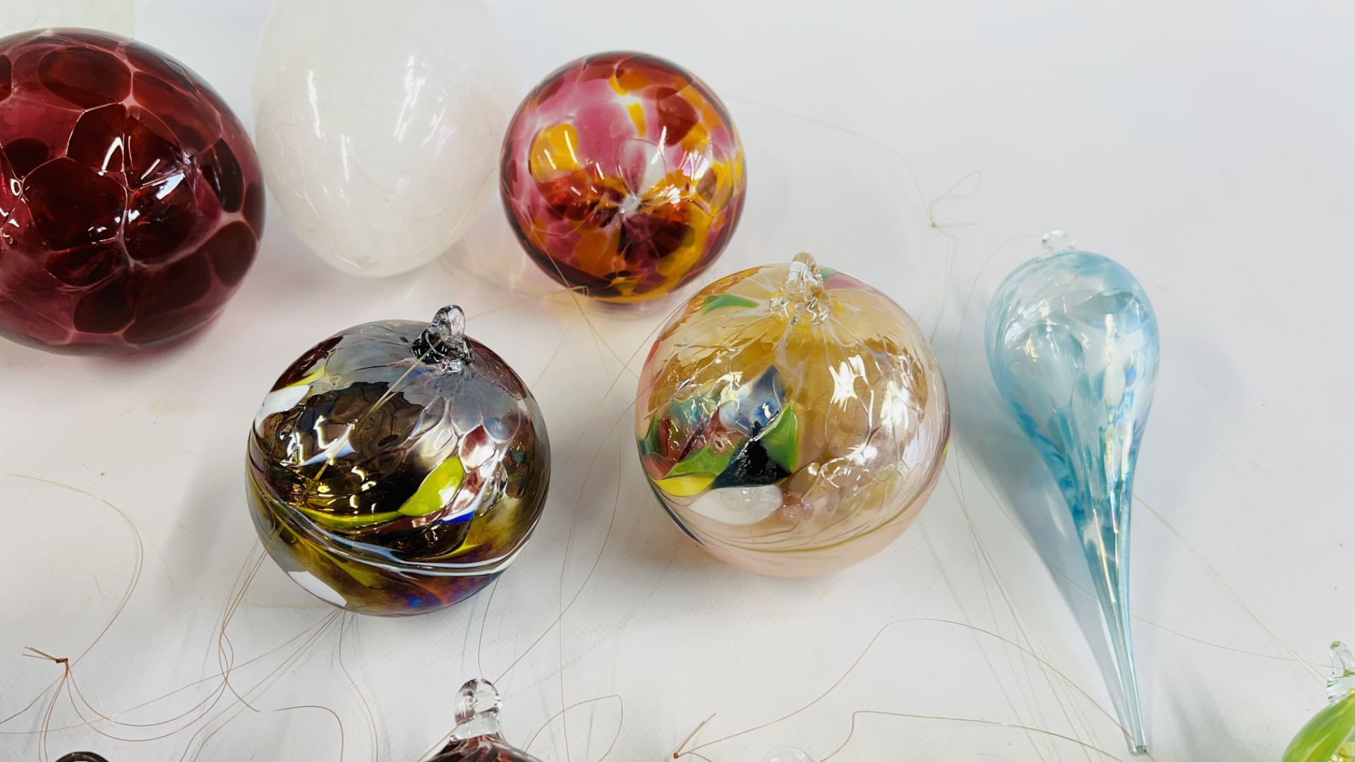 A GROUP OF ART GLASS HANGING BALLS AND ART GLASS HUMMING BIRDS. - Image 3 of 7