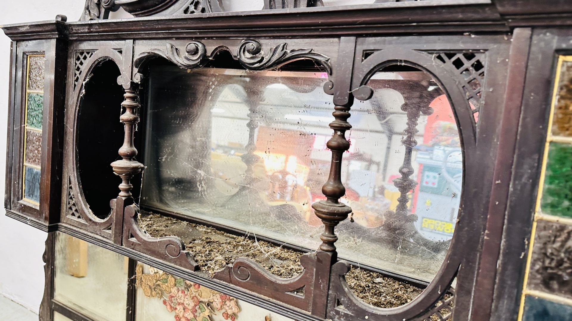 ORNATE MIRRORED OAK DRESSER UPSTAND WITH STAINED GLASS PANEL DETAIL FOR RESTORATION, - Image 9 of 10