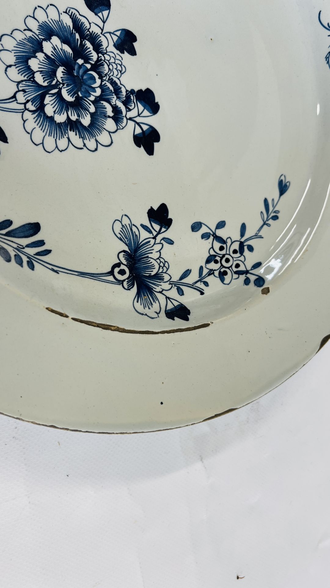 ENGLISH DELFT CHARGER C 1750/60, STILT MARKS DIAMETER 34CM. - Image 5 of 7