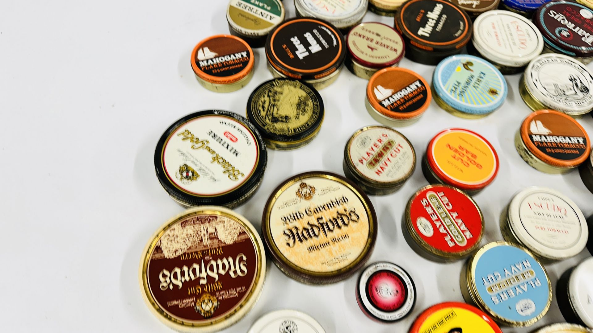 A BOX CONTAINING AN EXTENSIVE COLLECTION OF ASSORTED EMPTY VINTAGE ROUND TOBACCO TINS TO INCLUDE - Image 9 of 10