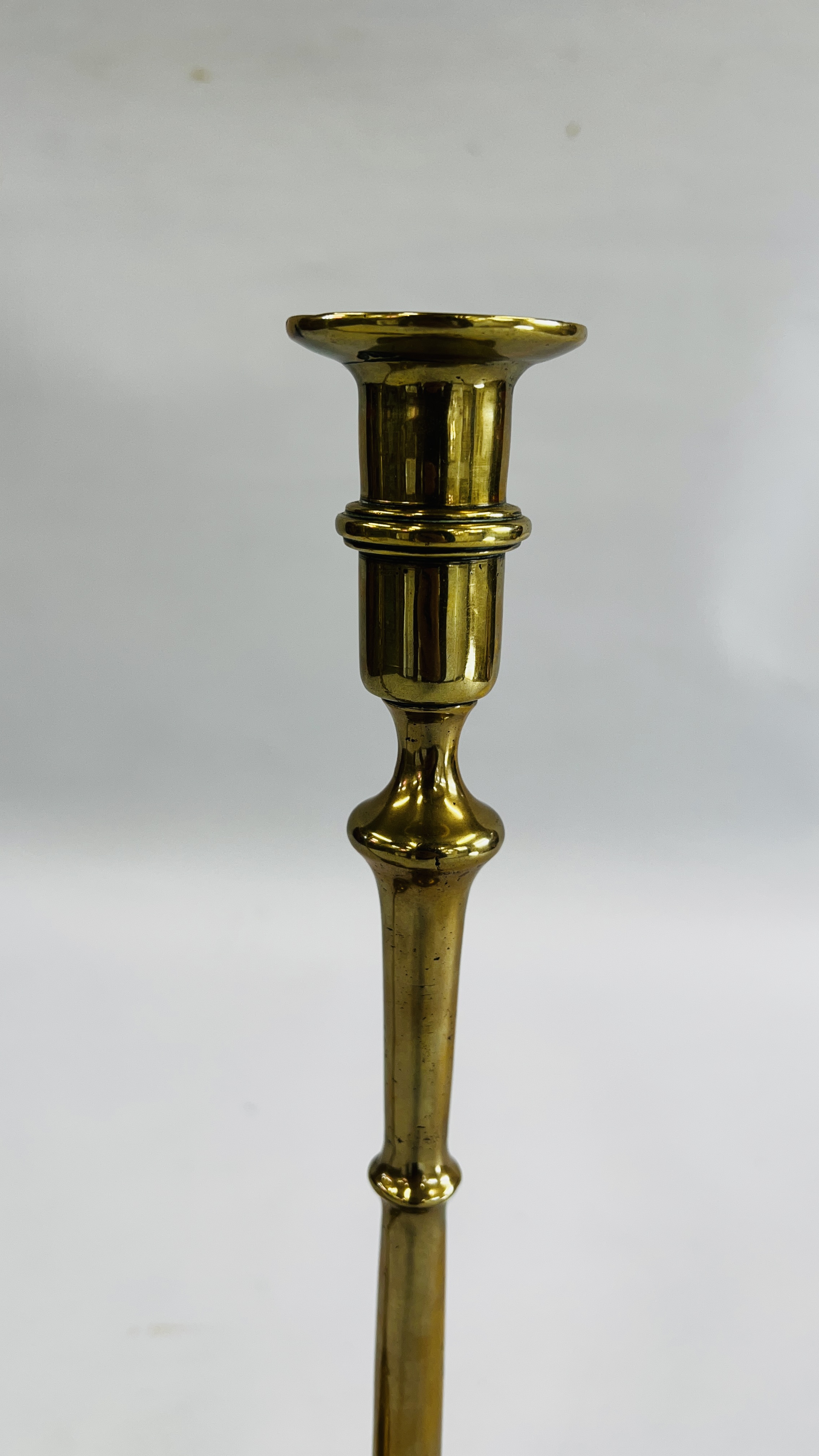 A PAIR OF HEAVY TALL BRASS CANDLESTICKS - HEIGHT 46CM. - Image 4 of 7