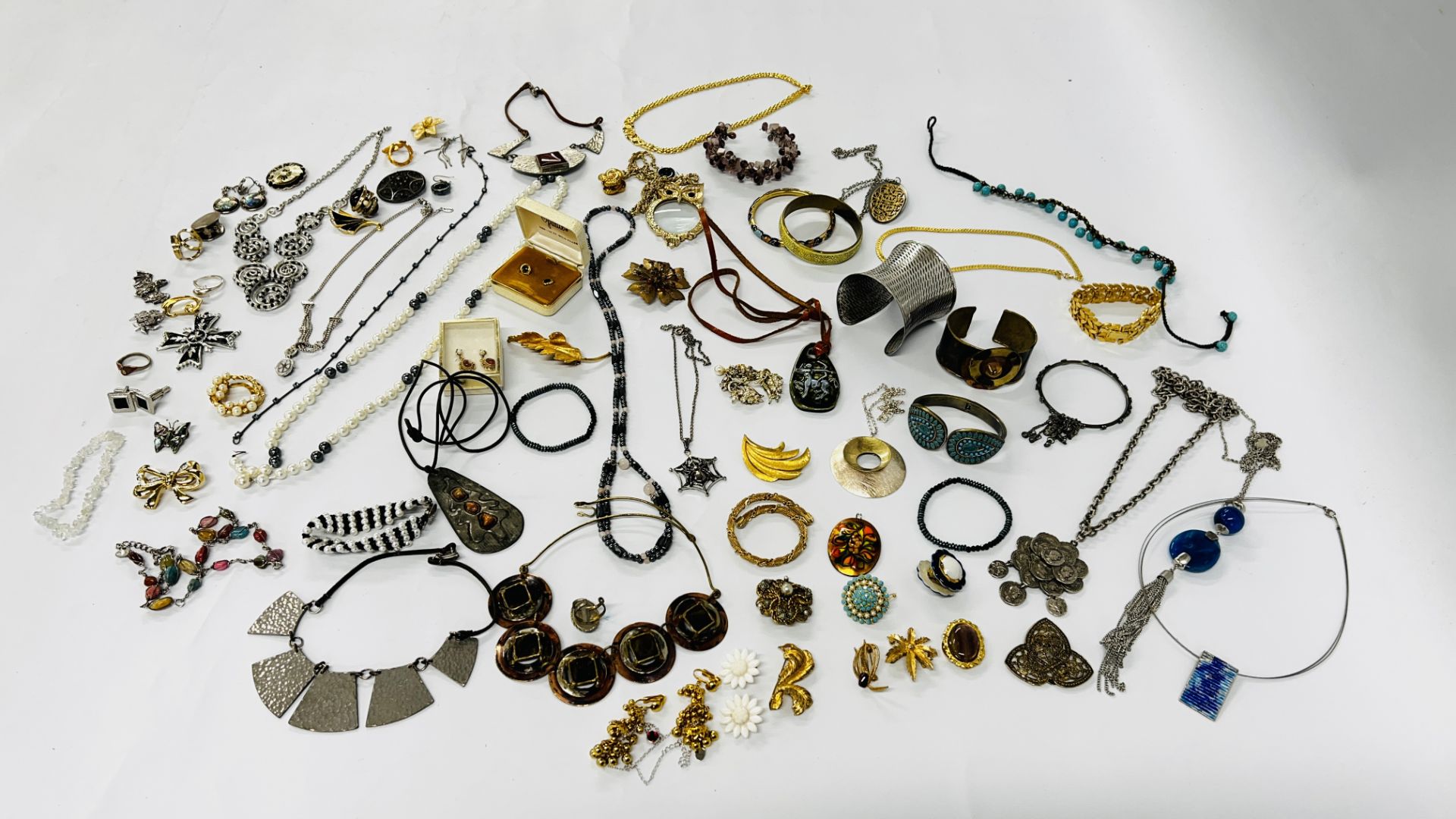 A TRAY OF RETRO AND VINTAGE JEWELLERY TO INCLUDE NECKLACES, BRACELETS ETC.