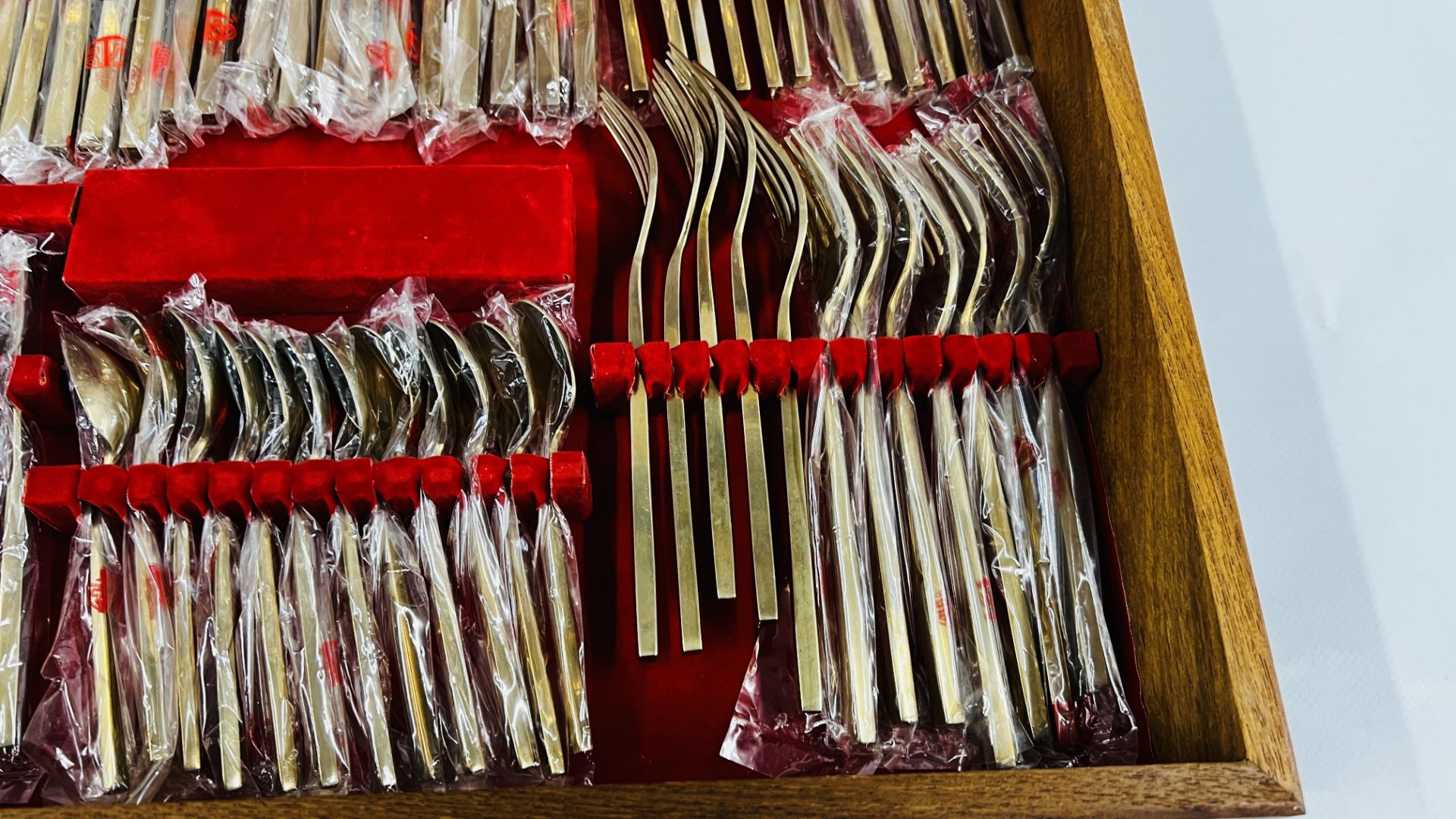 A CANTEEN OF T.B.M NICKEL BRONZE PLATED CUTLERY, APPROX 144 PIECES. - Bild 9 aus 11