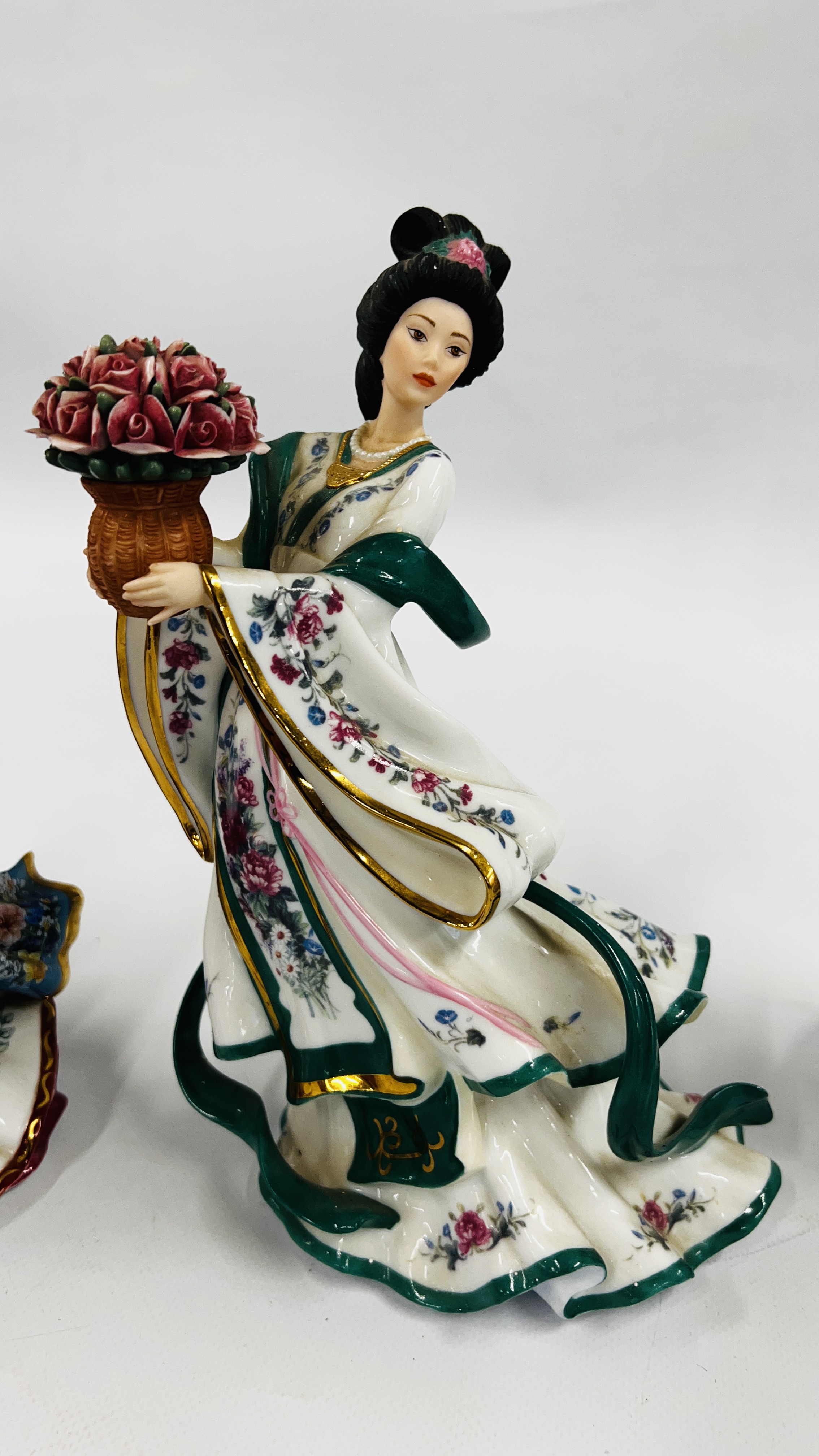 A GROUP OF 4 DANBURY MINT PORCELAIN FIGURES TO INCLUDE "THE ROSE PRINCESS" A/F, - Image 4 of 11