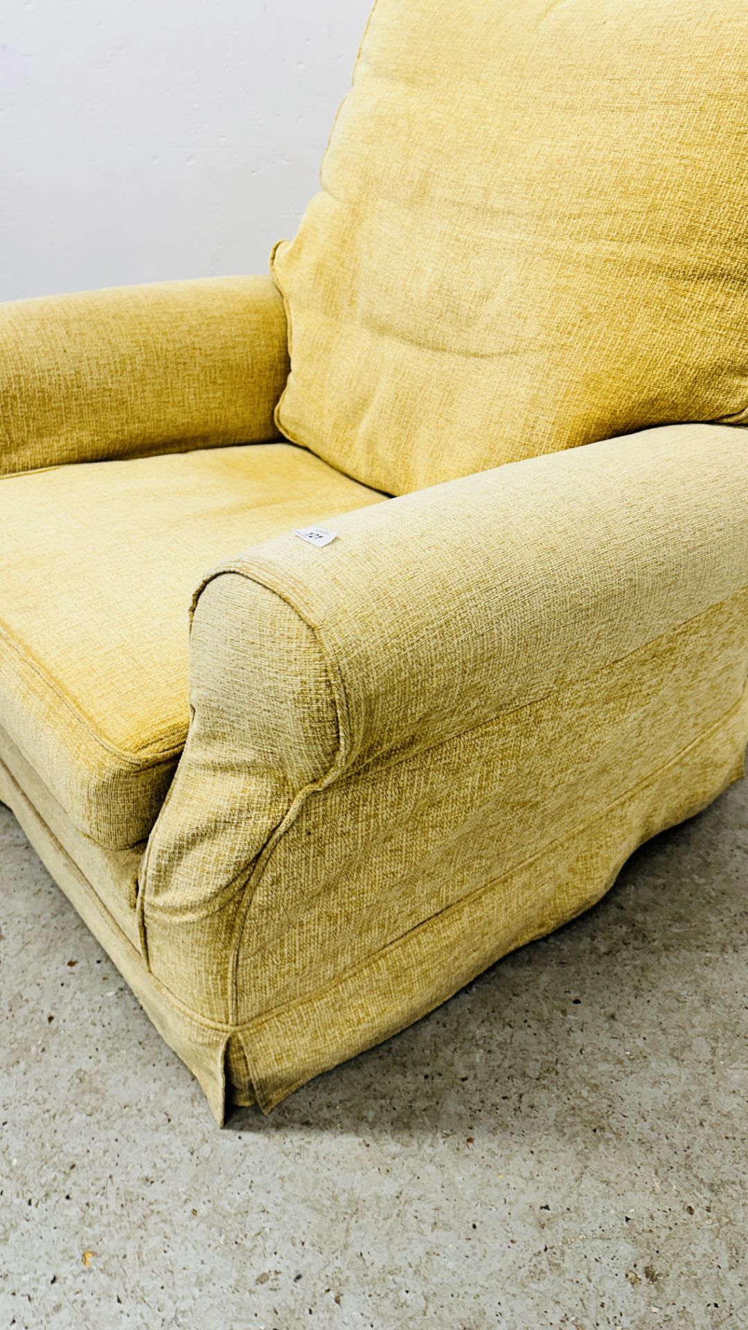 A GOOD QUALITY PRIMROSE UPHOLSTERED EASY CHAIR. - Image 6 of 7