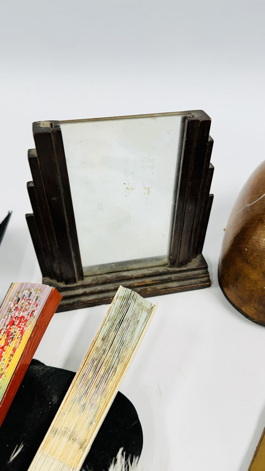 A GROUP OF VINTAGE ITEMS TO INCLUDE VINTAGE FANS, GLOVES, FRAMES, PICTURES ON SILK, HAT ETC. - Image 8 of 11