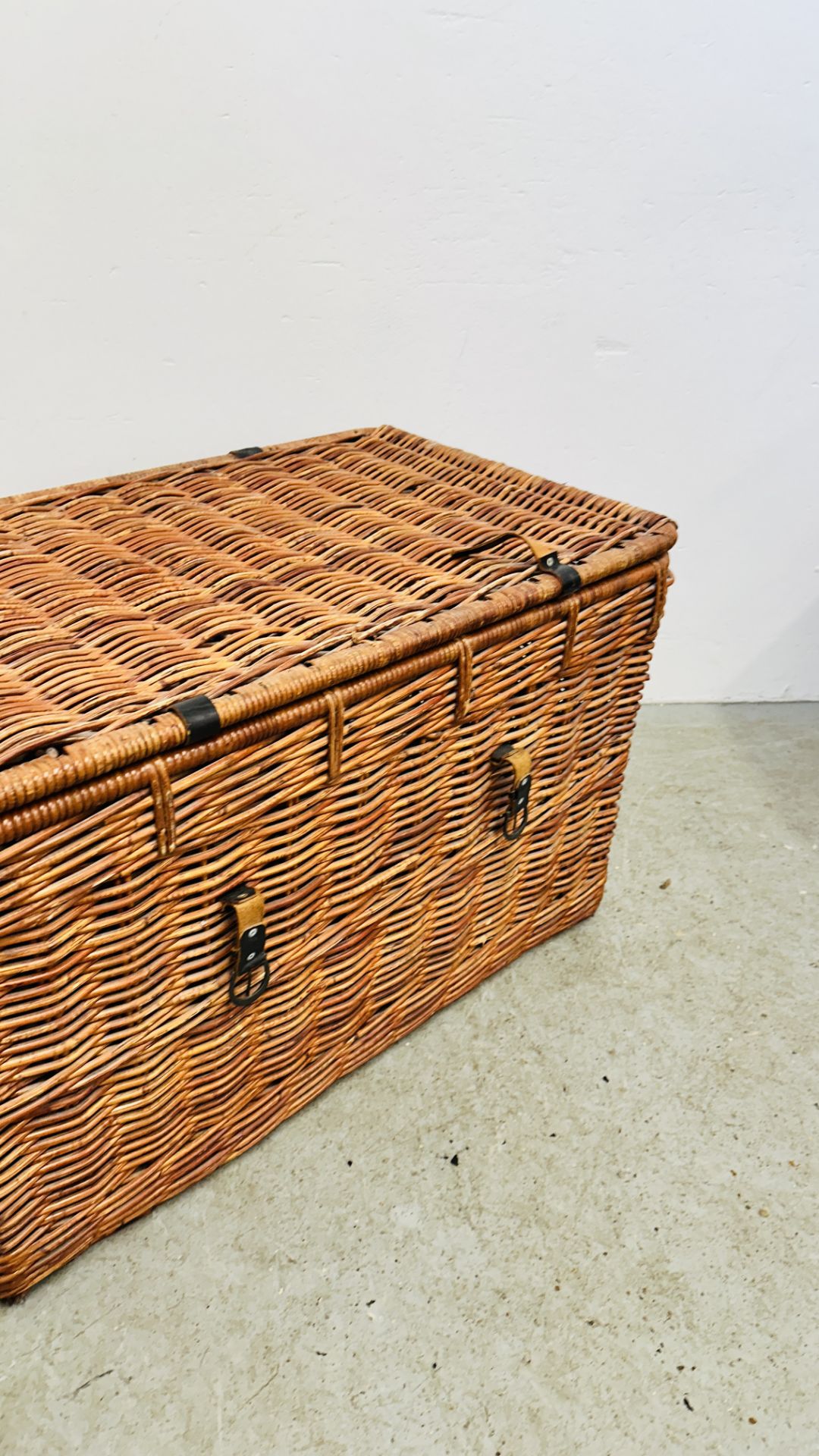 A LARGE WICKER TWO HANDLED BASKET - W 90 X D 55 X H 55CM. - Bild 4 aus 8