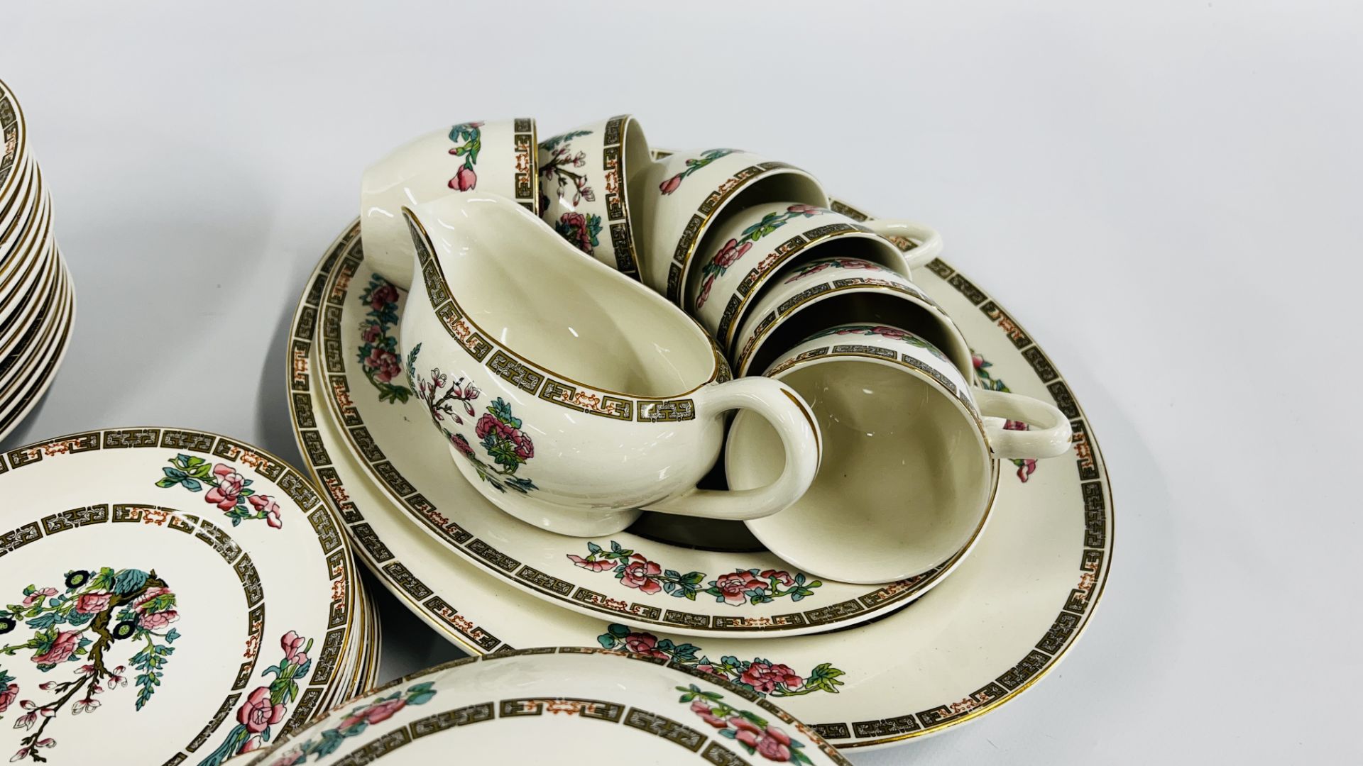 55 PIECES OF WEDGEWOOD INDIAN TREE DINNERWARE INCLUDING PLATES, CUPS, SAUCERS, TUREENS ETC. - Image 3 of 10