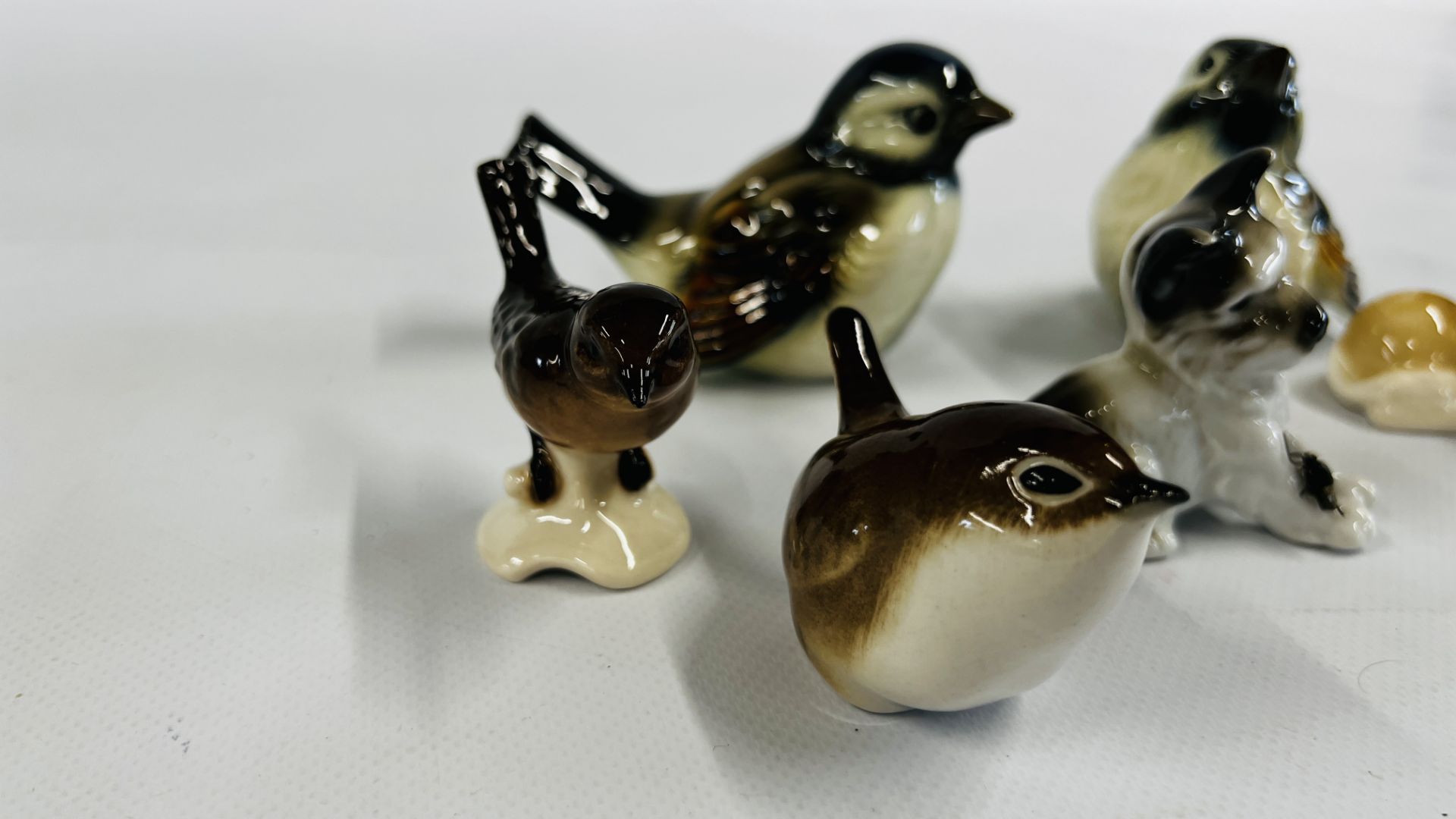 A GROUP OF CABINET ORNAMENTS TO INCLUDE A PAIR OF GOEBEL BLUE TITS AND ONE OTHER ETC. - Image 6 of 9