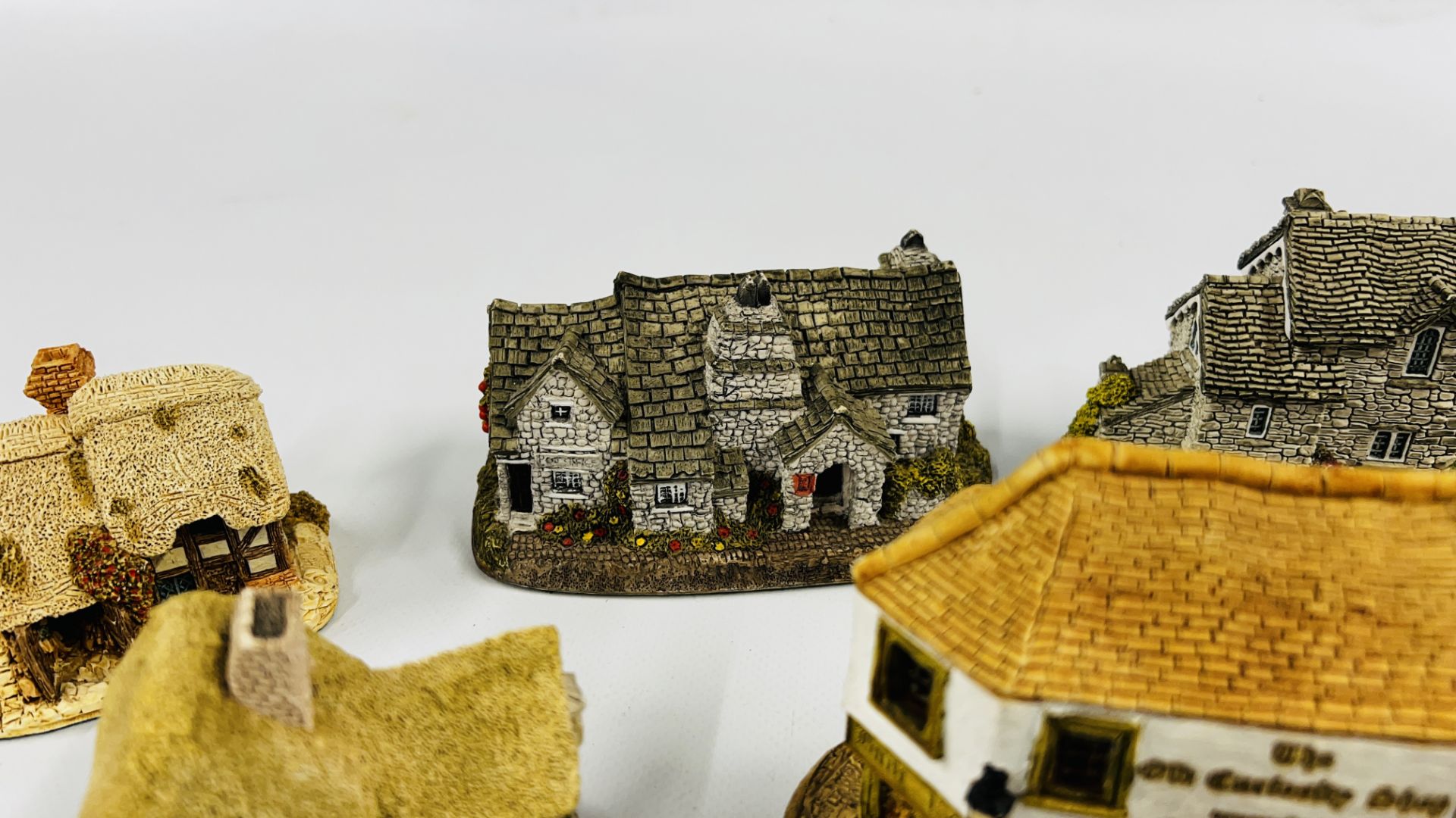 A COLLECTION OF 13 LILLIPUT LANE COTTAGES, SOME HAVING DEEDS ALONG WITH LILLLIPUT LANE BOOKLETS. - Image 3 of 13