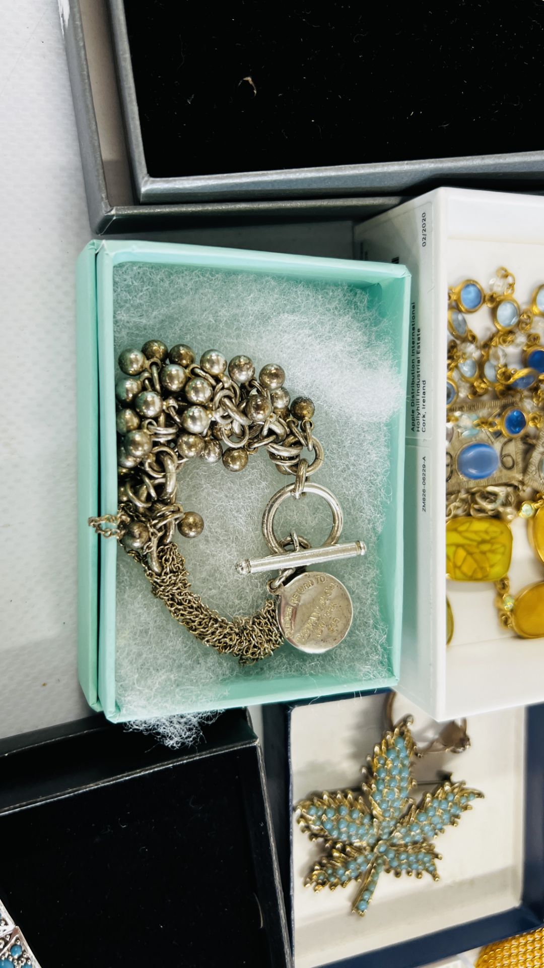 A BOX OF MIXED SILVER AND DRESS JEWELLERY. - Image 7 of 7