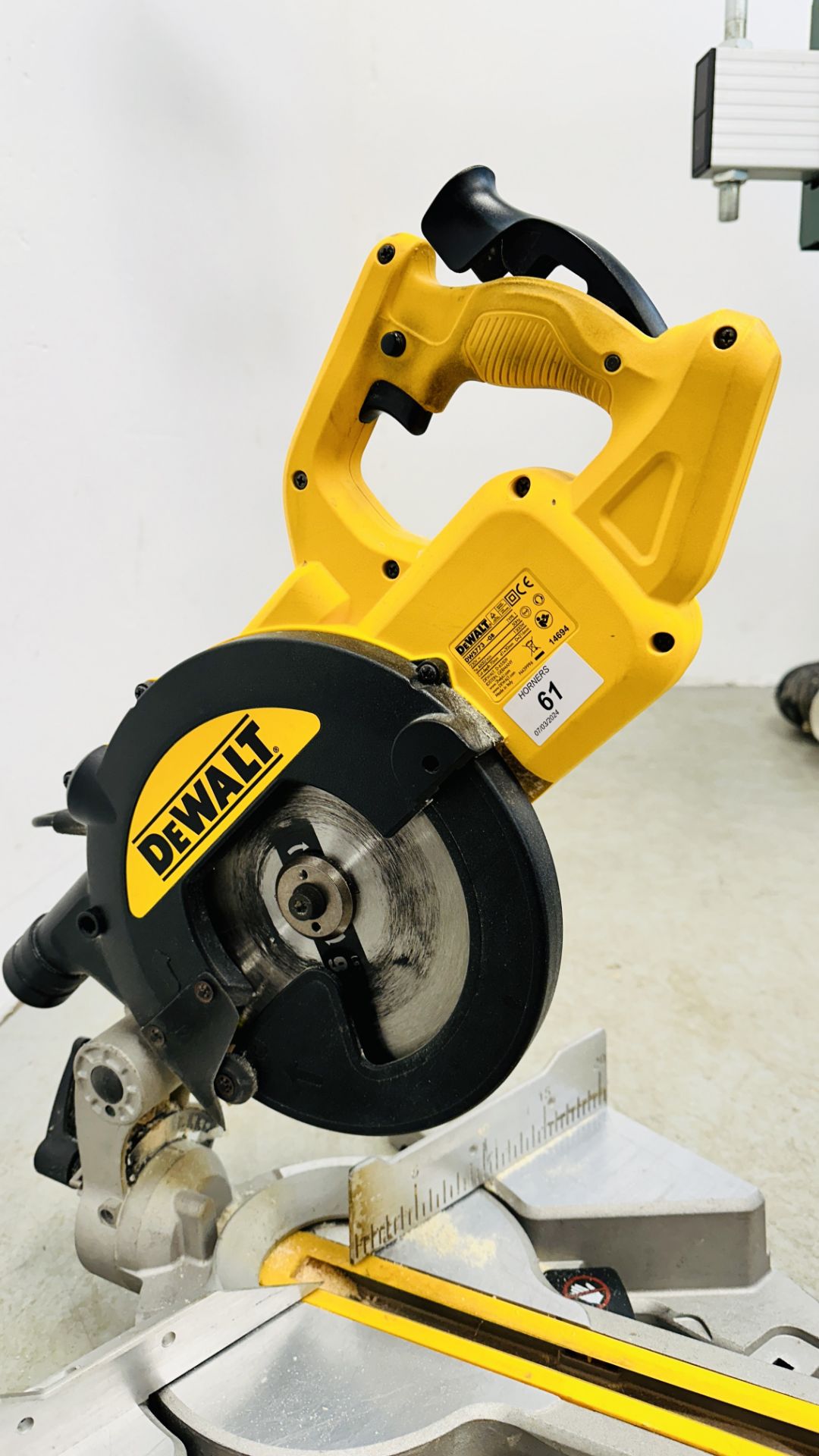 DE WALT COMPOUND MITRE SAW MODEL DWS773 - SOLD AS SEEN. THIS LOT IS SUBJECT TO VAT ON HAMMER PRICE. - Image 2 of 5