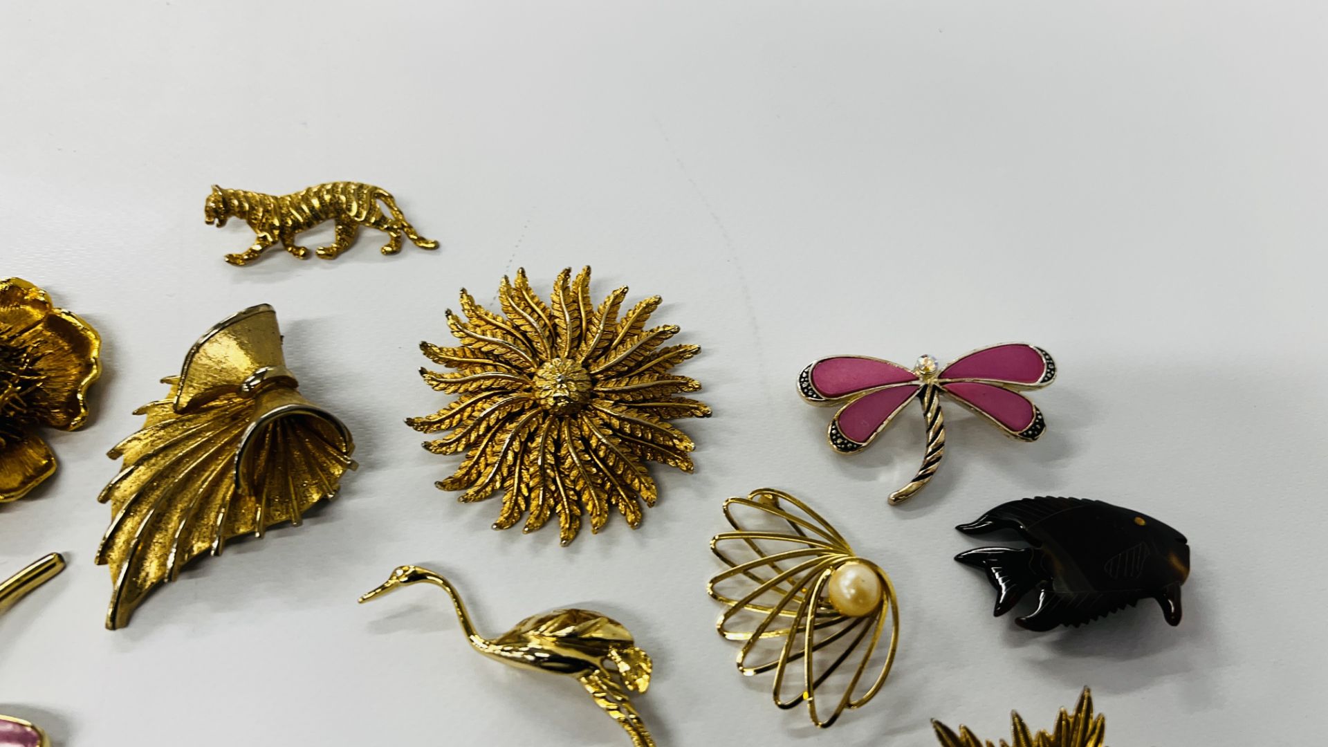 32 BROOCHES TO INCLUDE BUTTERFLIES, DRAGONFLIES, WINNIE THE POOH, STONE SET ETC. - Bild 3 aus 6