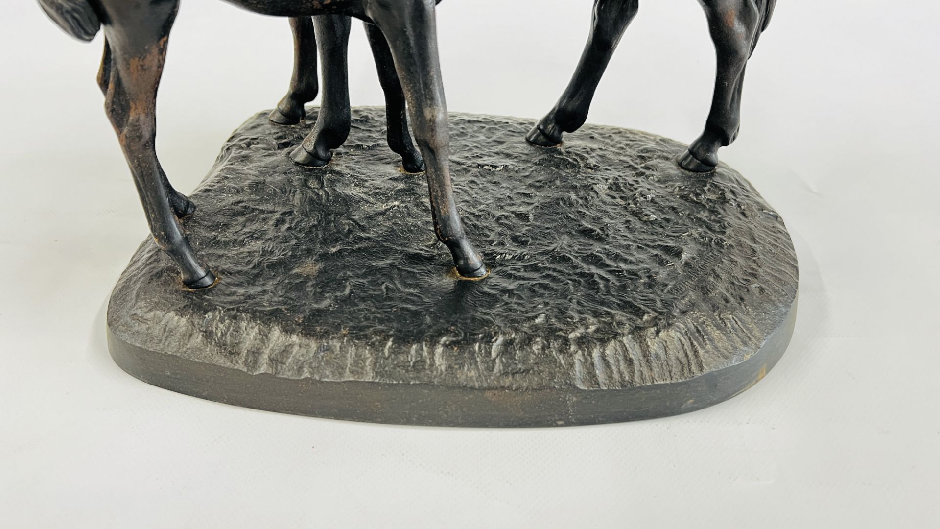 A FOUNDRY CAST IRON SCULPTURE DEPICTING A MARE AND FOAL, MARKED KACNH 1970 - L 32CM X H 30CM. - Image 5 of 6