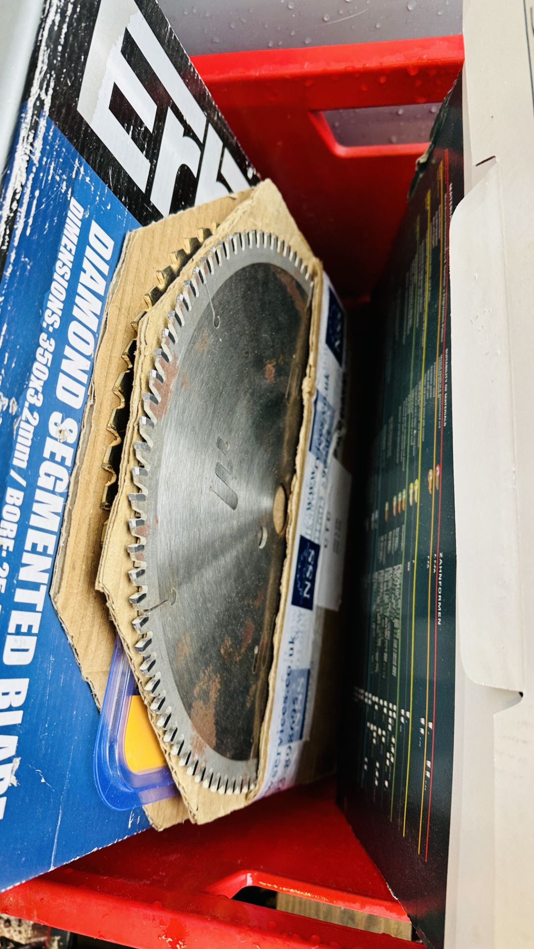 A RED PLASTIC CONTAINER CONTAINING APPROX 25 VARIOUS CIRCULAR SAW BLADES. - Image 9 of 11