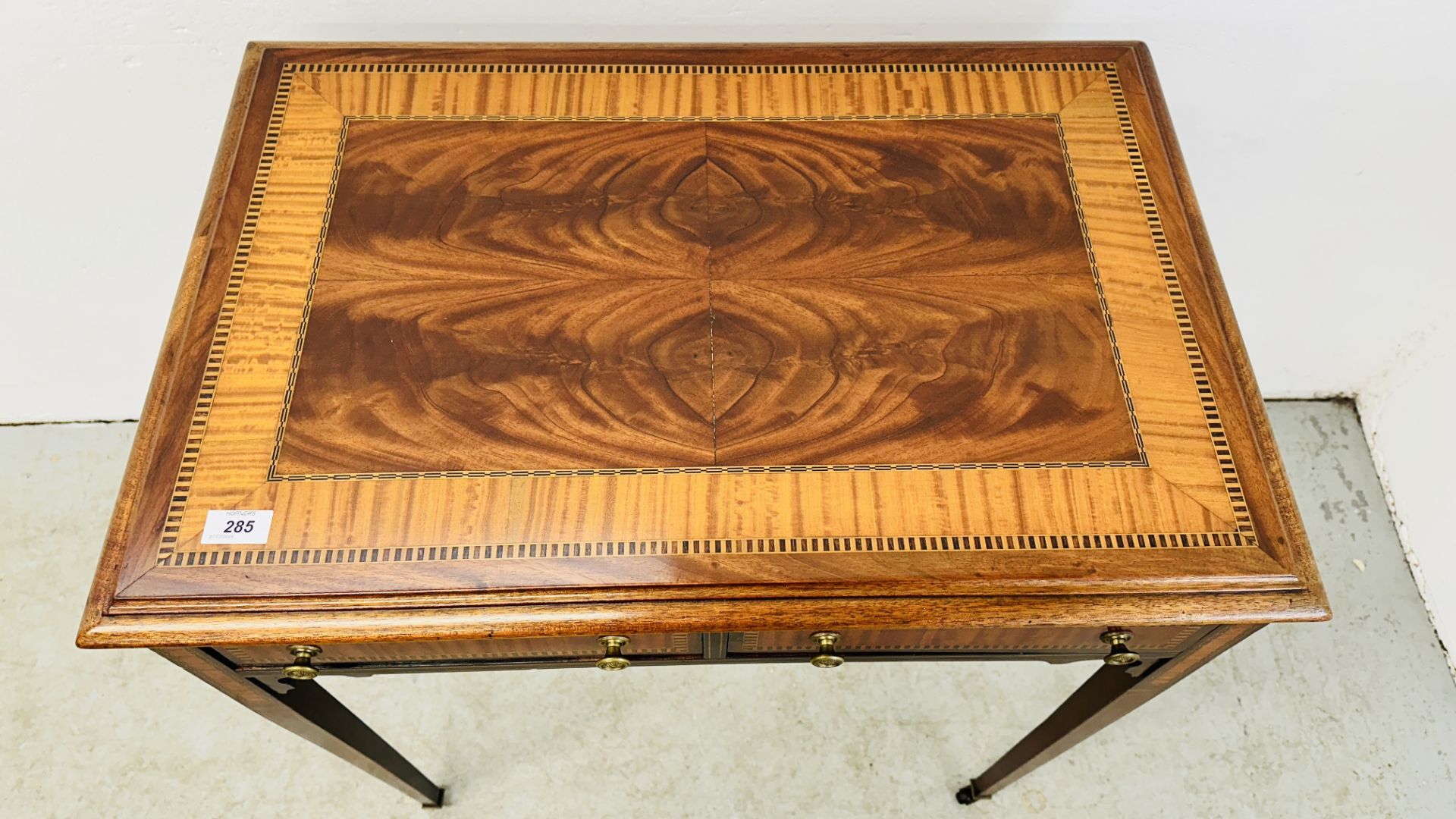 ANTIQUE MAHOGANY & INLAID 2 DRAWER WRITING TABLE WITH BRASS DETAILED HANDLES STANDING ON CASTERS, - Image 3 of 11