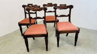 A SET OF FOUR MAHOGANY EARLY C19TH DINING CHAIRS ON REEDED LEGS.