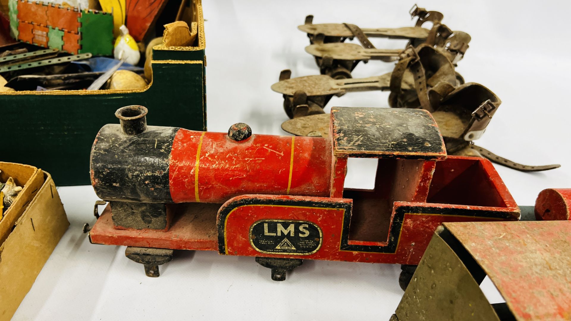 VINTAGE LINES BRO'S WOODEN LOCOMOTIVE AND CARRIAGES A/F ALONG WITH A BOX CONTAINING FARM ANIMALS, - Image 8 of 15