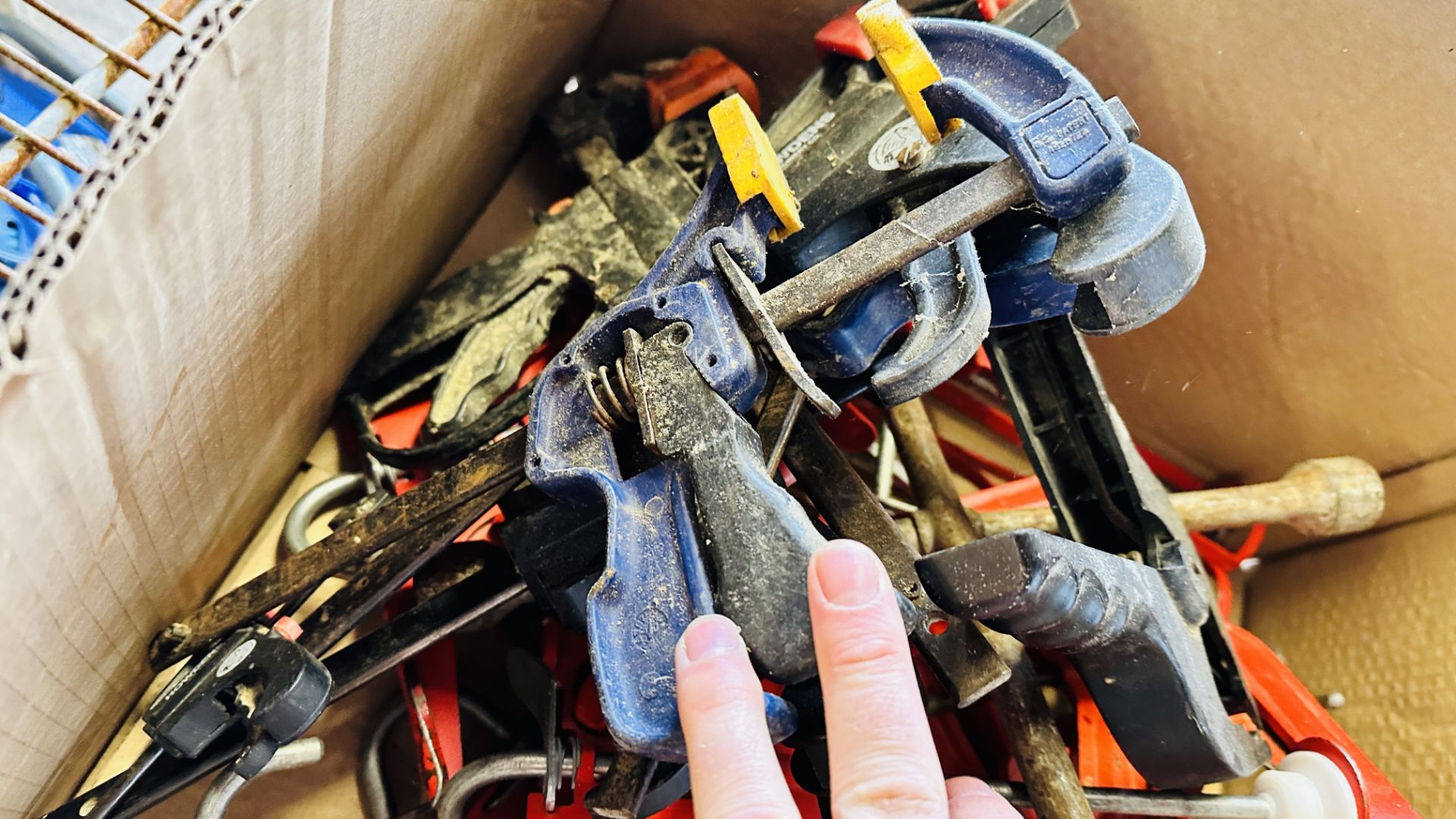 A BOX CONTAINING 11 SPEED CLAMPS, 3 MASTIC GUNS & VARIOUS OTHER SPEED CLAMPS. - Image 5 of 5