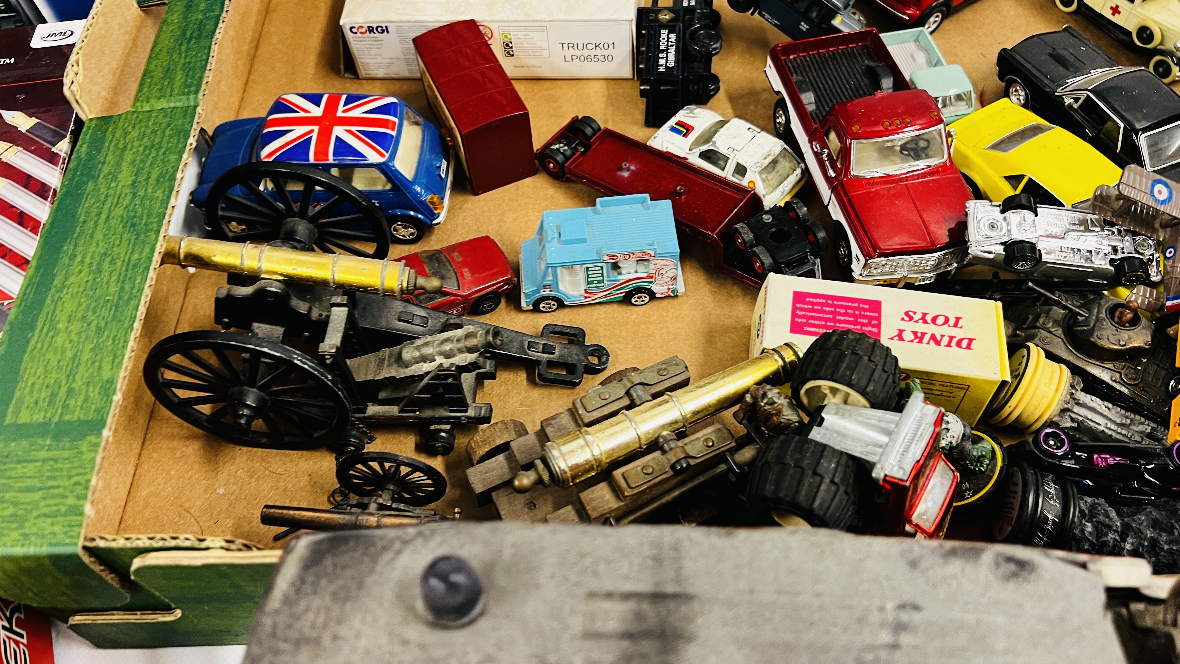 COLLECTION OF VINTAGE MODEL VEHICLES INCLUDING DIE CAST + SMALL QUANTITY MODEL FIGURES + QUANTITY - Image 12 of 13