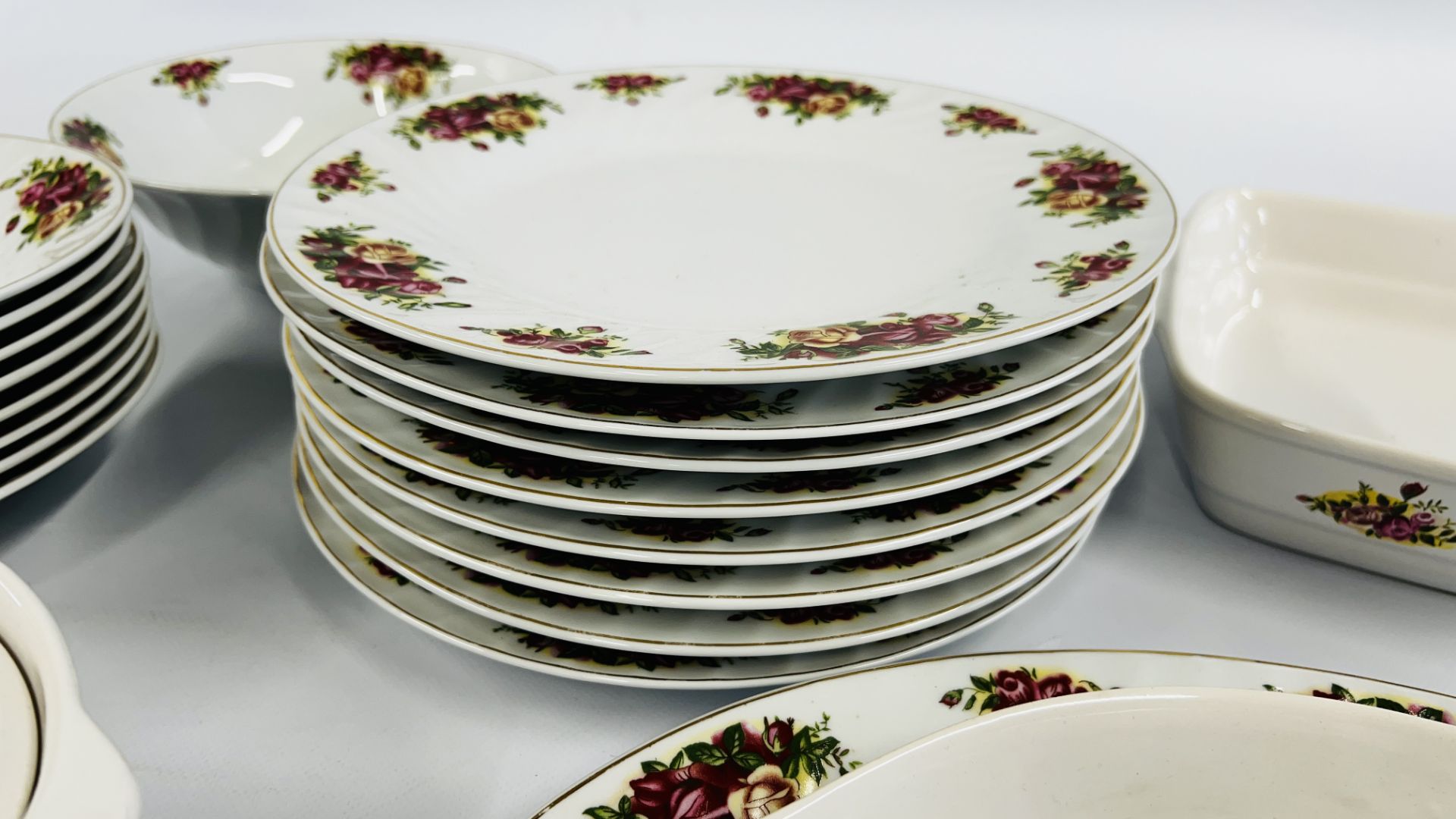 APPROXIMATELY 23 PIECES OF ROYAL NORFOLK COUNTRY ROSES DINNER + TEA WARE. - Image 4 of 9