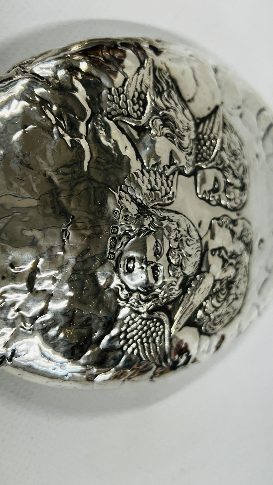 A SILVER MOUNTED DRESSING MIRROR & BUTTON HOOOK DEPICTING ANGELS, BIRMINGHAM ASSAY. - Image 4 of 11