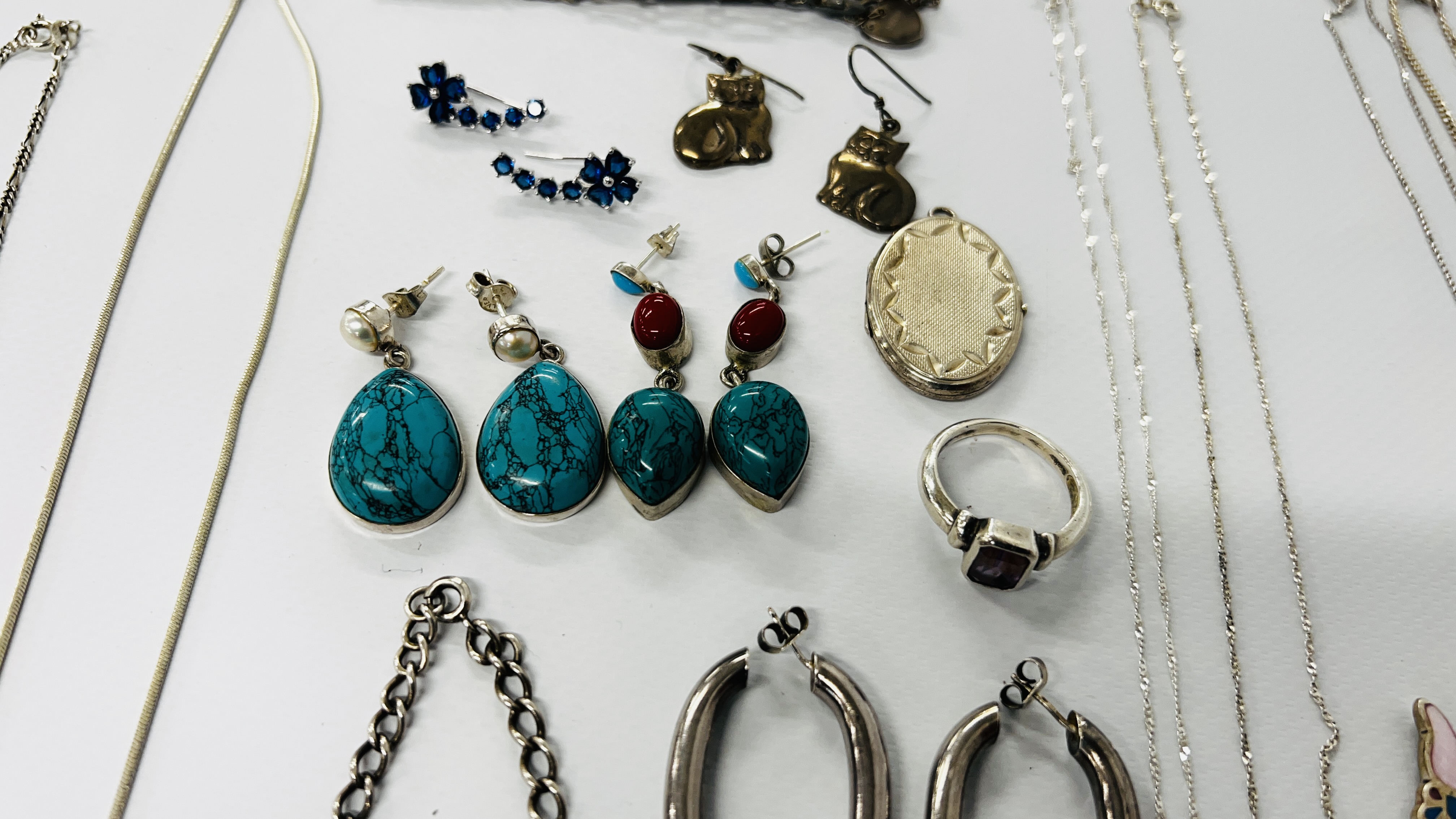 A TRAY OF SILVER, WHITE METAL PENDANTS, LOCKETS, BRACELETS AND EARRINGS. - Image 5 of 9