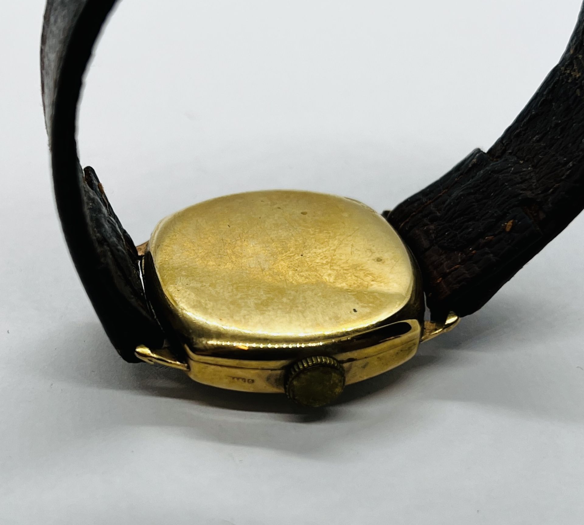 A VINTAGE 9CT GOLD CASED WRIST WATCH MARKED HERBERT ....... LTD MAGNO LUX ON A BROWN LEATHER STRAP. - Image 4 of 7