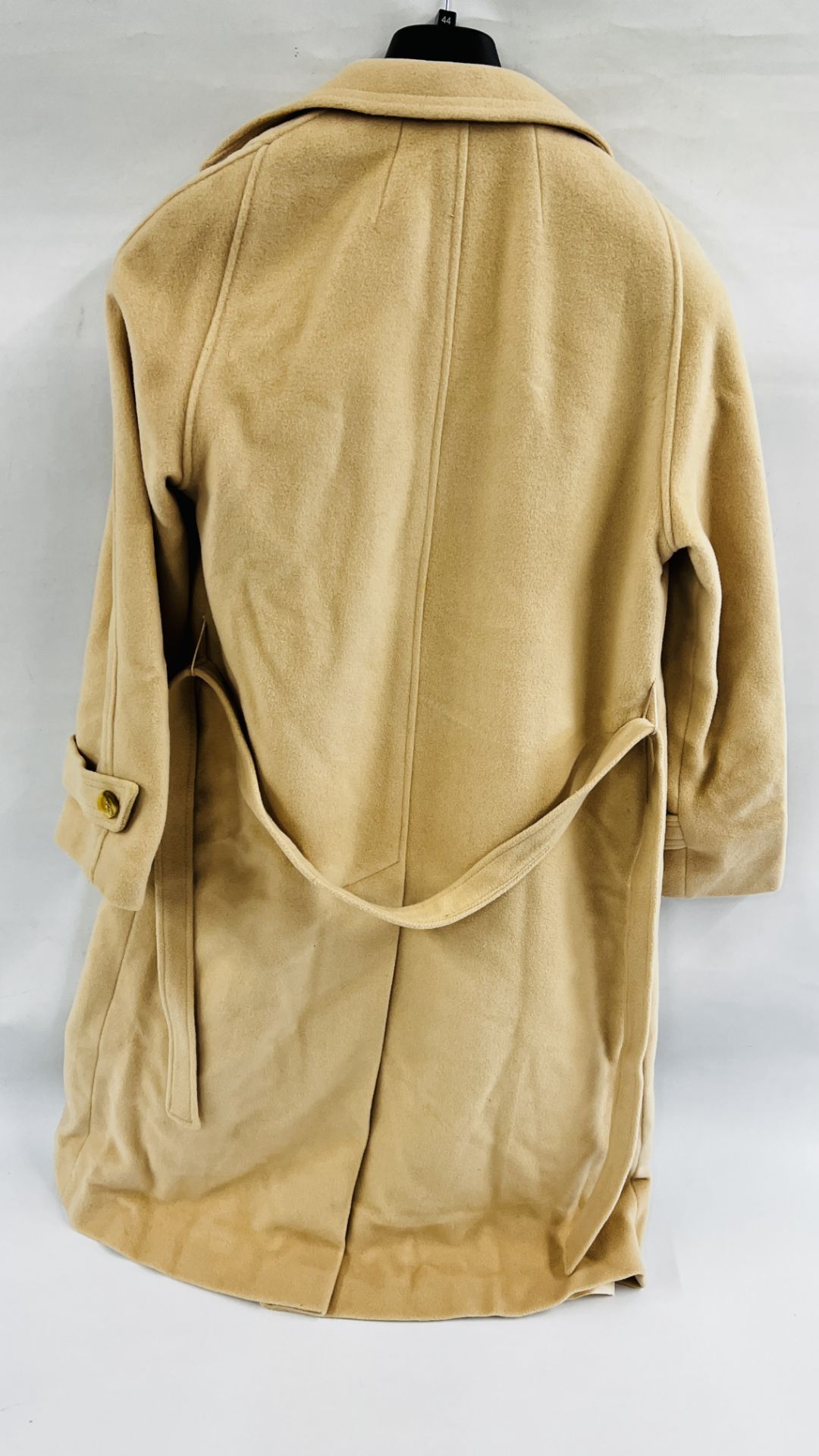 A LADIES CASHMERE AND WOOL COAT MARKED "CZARINA" (SIZE NOT SPECIFIED). - Image 6 of 6