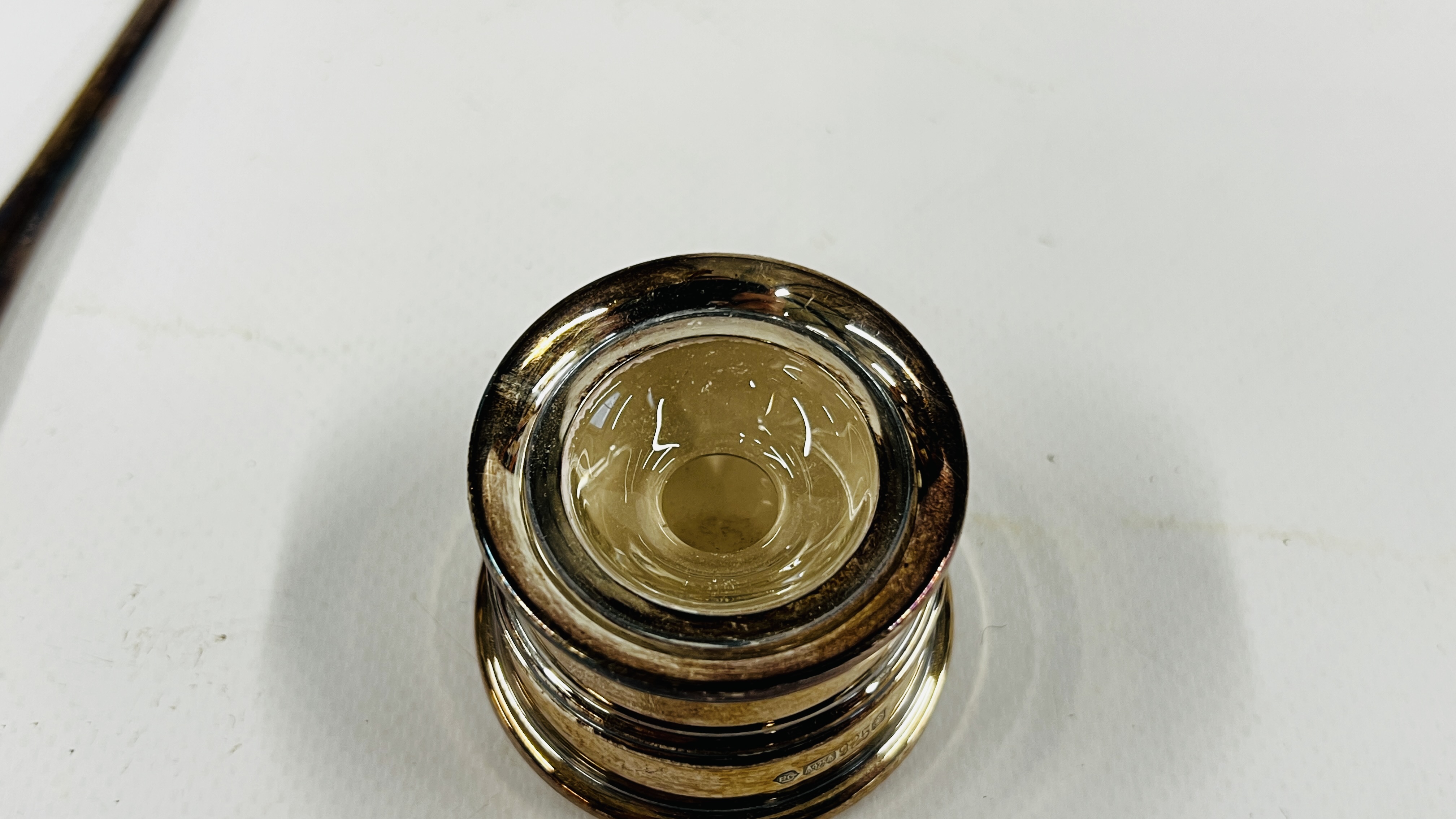 A SILVER INKWELL WITH CLEAR GLASS LINER AND RELATED DIP PEN, SHEFFIELD ASSAY RC. - Image 7 of 8