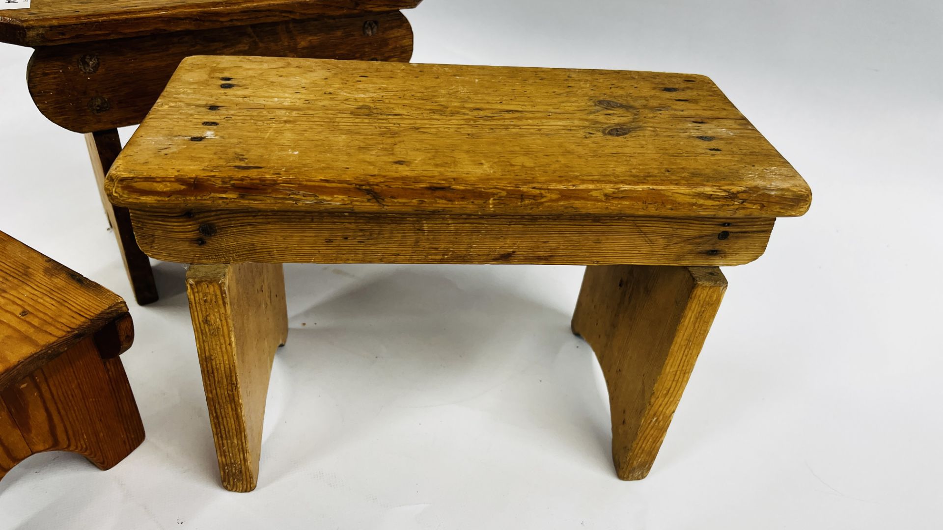 A GROUP OF 3 VINTAGE LOW/MILKING STOOLS TO INCLUDE A SOLID OAK EXAMPLE (VARIOUS SIZES). - Image 2 of 10