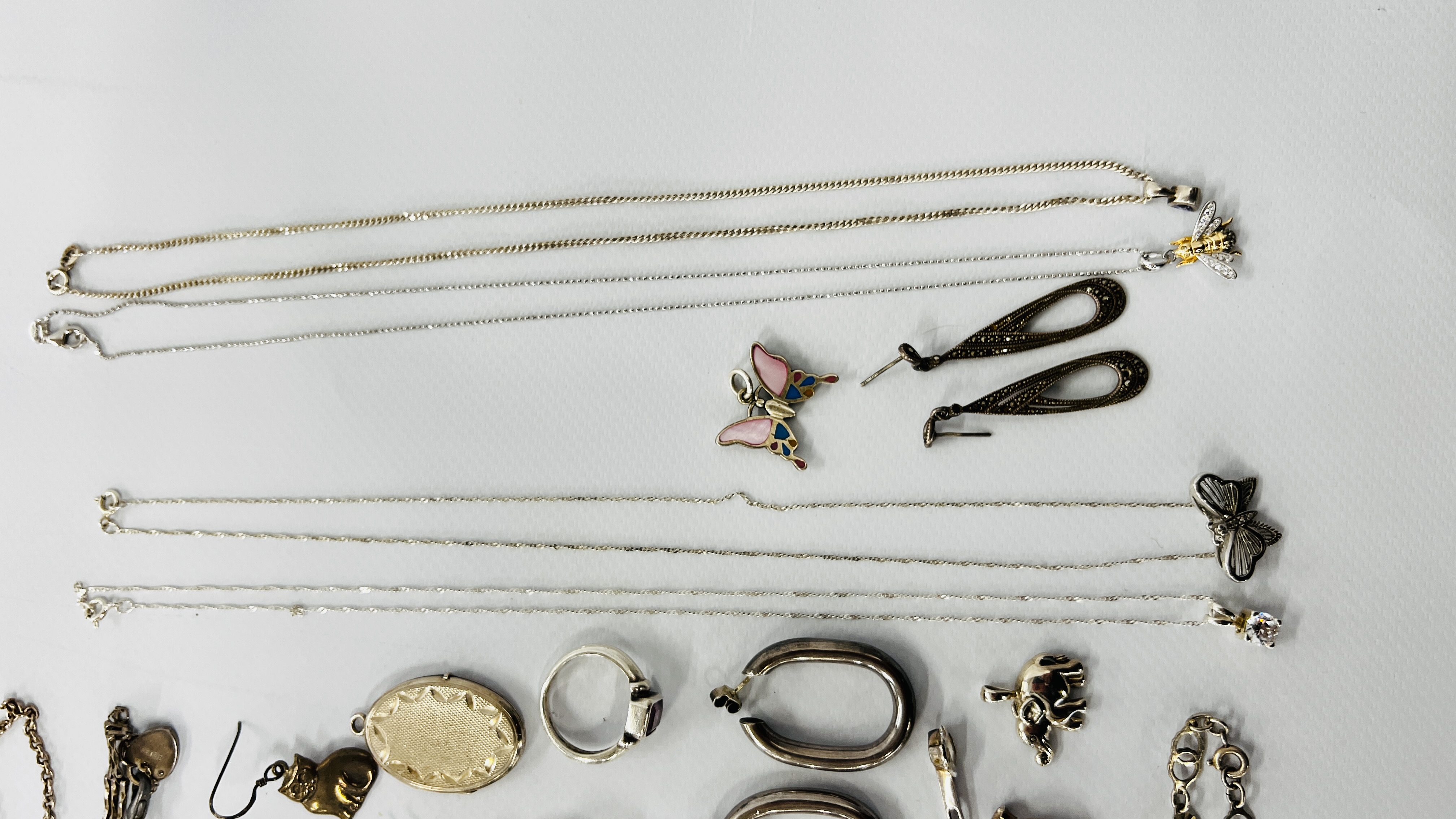 A TRAY OF SILVER, WHITE METAL PENDANTS, LOCKETS, BRACELETS AND EARRINGS. - Image 8 of 9