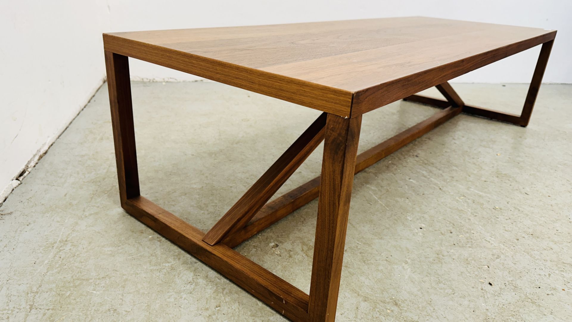 A MODERN STRUT COFFEE TABLE H 35CM X D 51CM X L 137CM. - Image 2 of 7