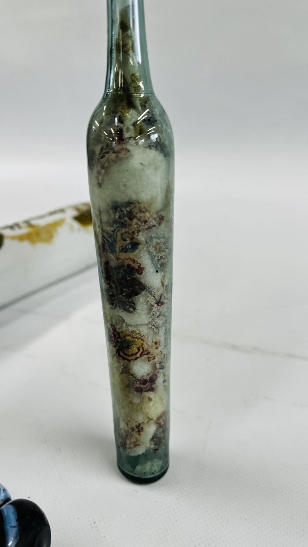 A SAILOR'S GLASS LOVE TOKEN ROLLING PIN ALONG WITH A FURTHER C19TH ANCHOR BY NAILSEA AND A FOLK ART - Bild 7 aus 9