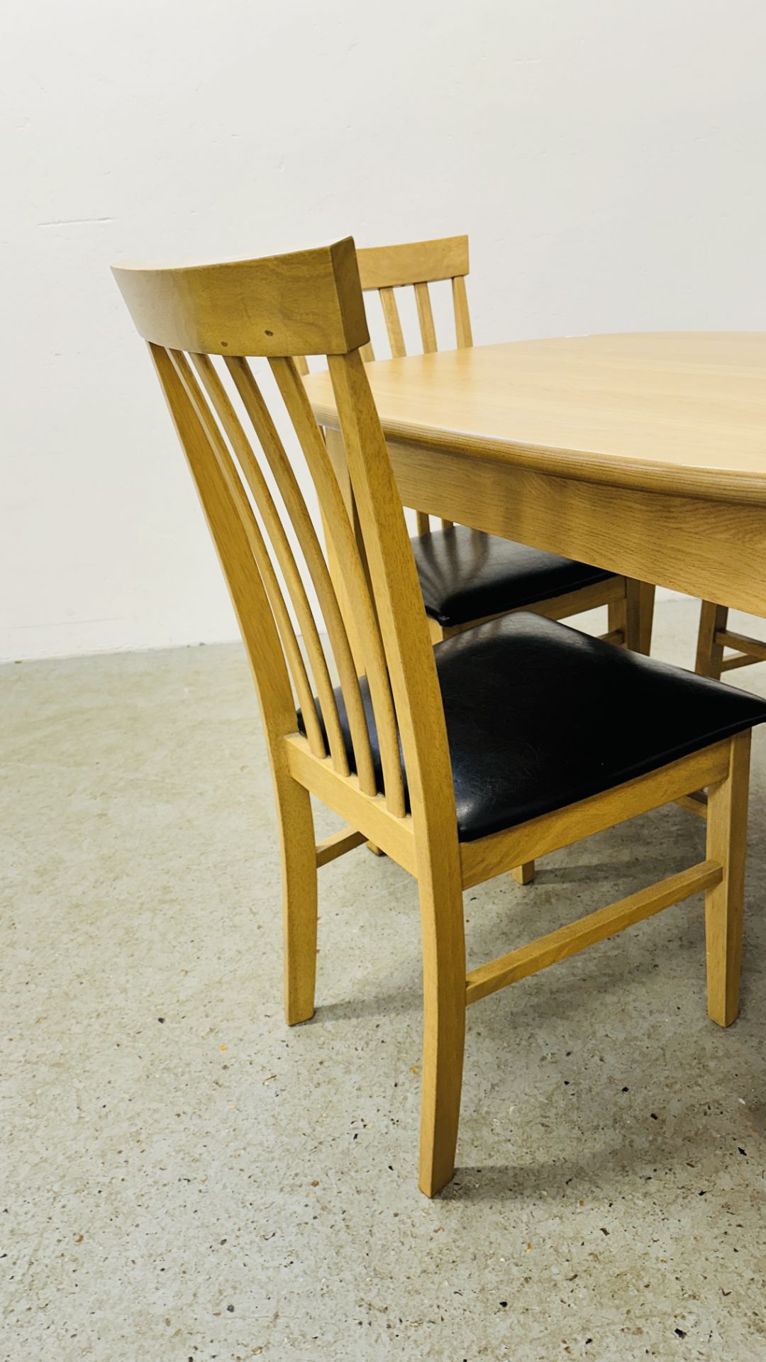 MODERN BEECHWOOD FINISH DINING TABLE AND SET OF 4 MATCHING CHAIRS WITH FAUX LEATHER SEATS. - Image 5 of 12