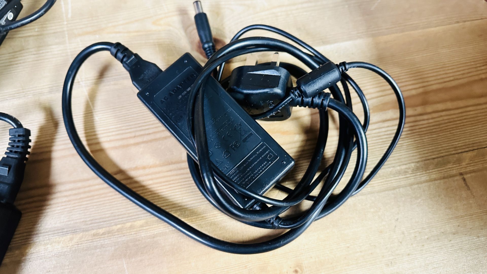 16 X LAPTOP CHARGERS FOR HP LAPTOPS, MANY HP 65W EXAMPLES - SOLD AS SEEN. - Image 6 of 10