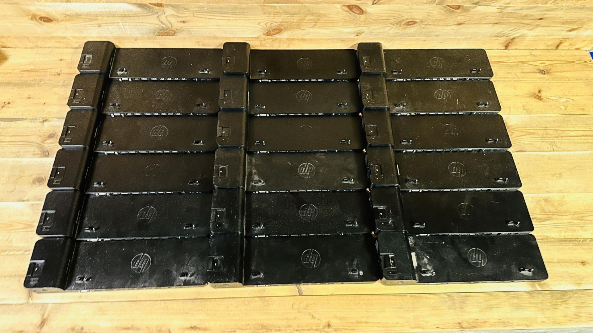 18 X HP 2013 ULTRASLIM DOCKING STATIONS - SOLD AS SEEN. - Image 2 of 8