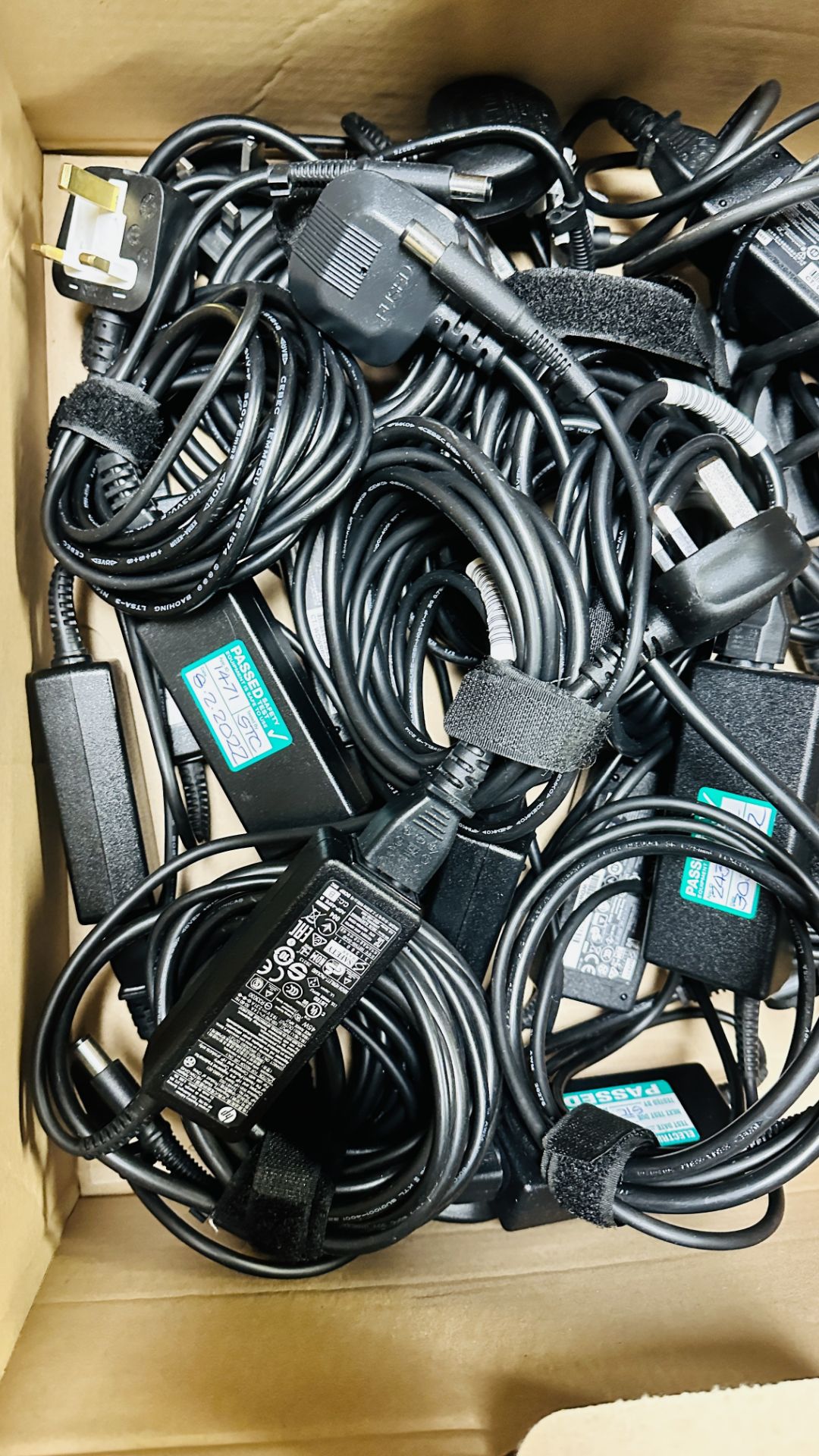 36 X LAPTOP CHARGERS FOR HP LAPTOPS MANY HP 65W AND 45W EXAMPLES - SOLD AS SEEN. - Image 8 of 9