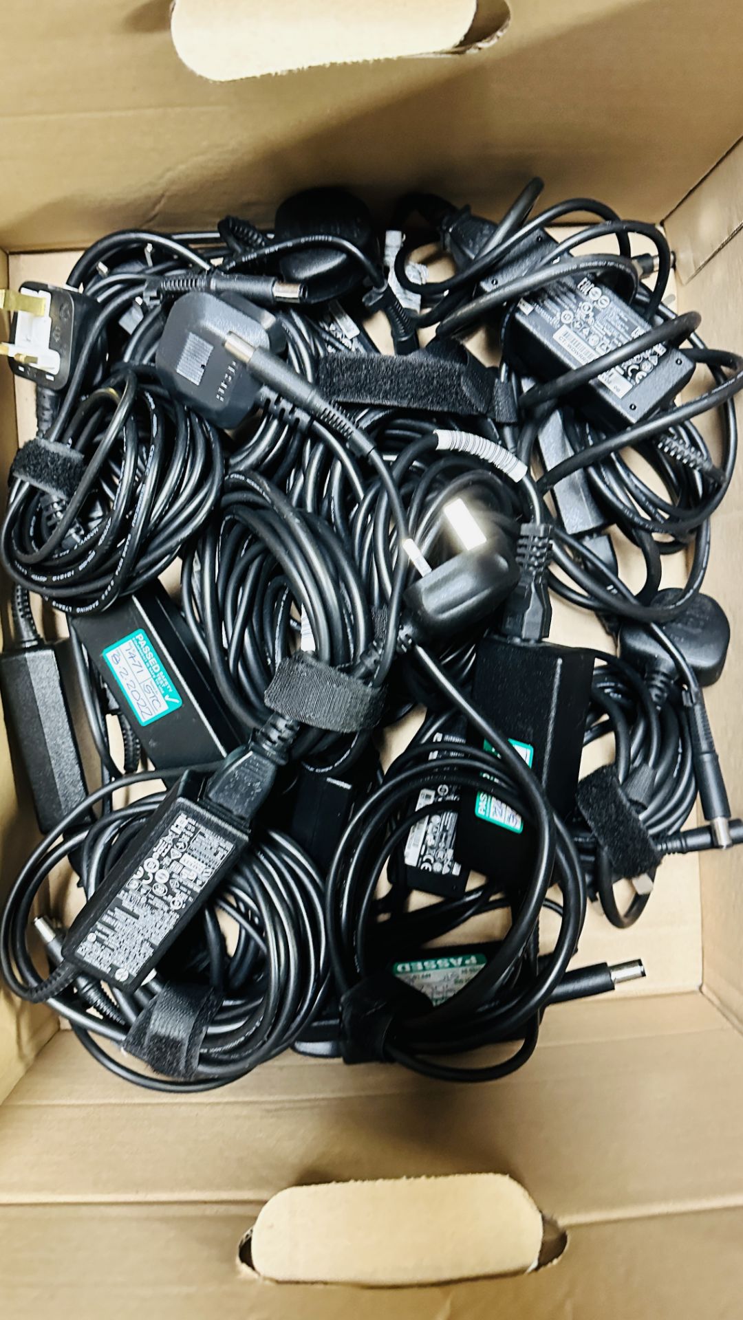 36 X LAPTOP CHARGERS FOR HP LAPTOPS MANY HP 65W AND 45W EXAMPLES - SOLD AS SEEN. - Image 2 of 9